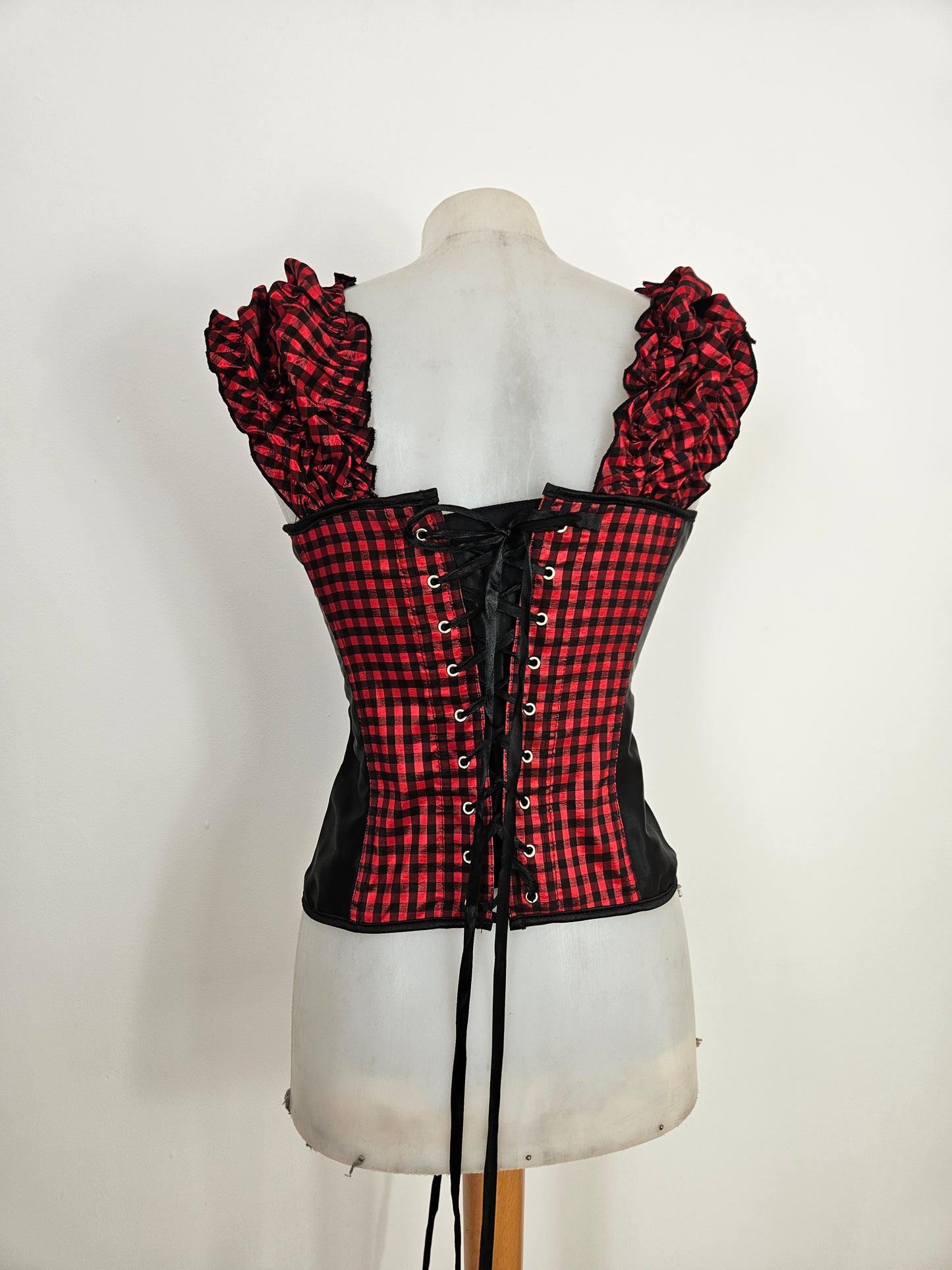 Corset noir et tartan rouge