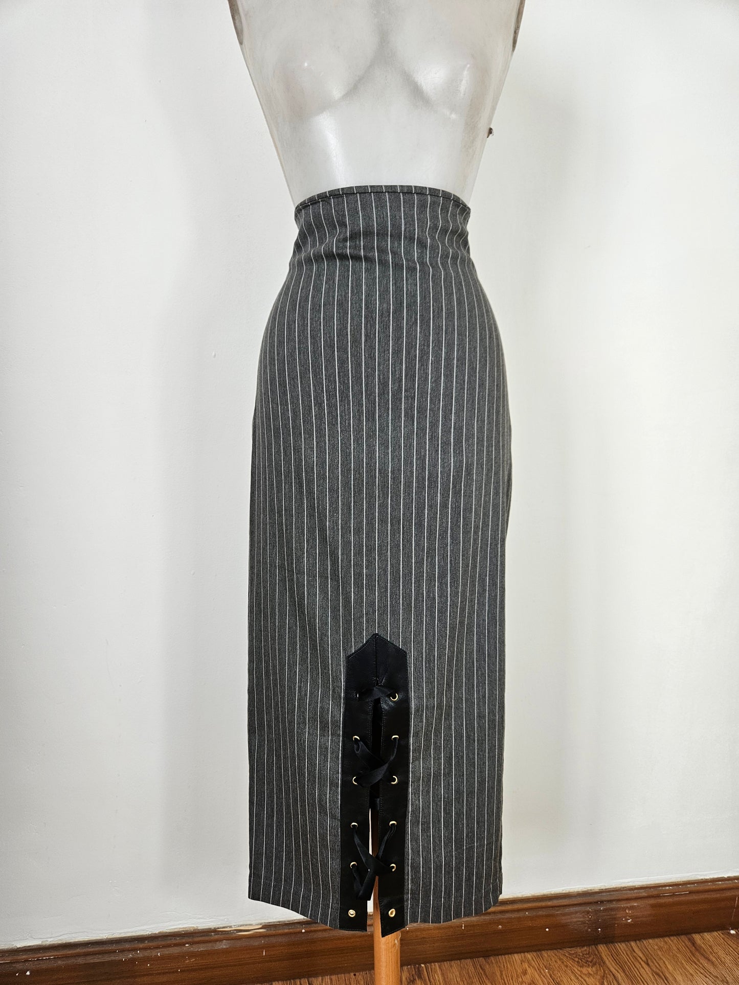 Striped tailored skirt with lacing