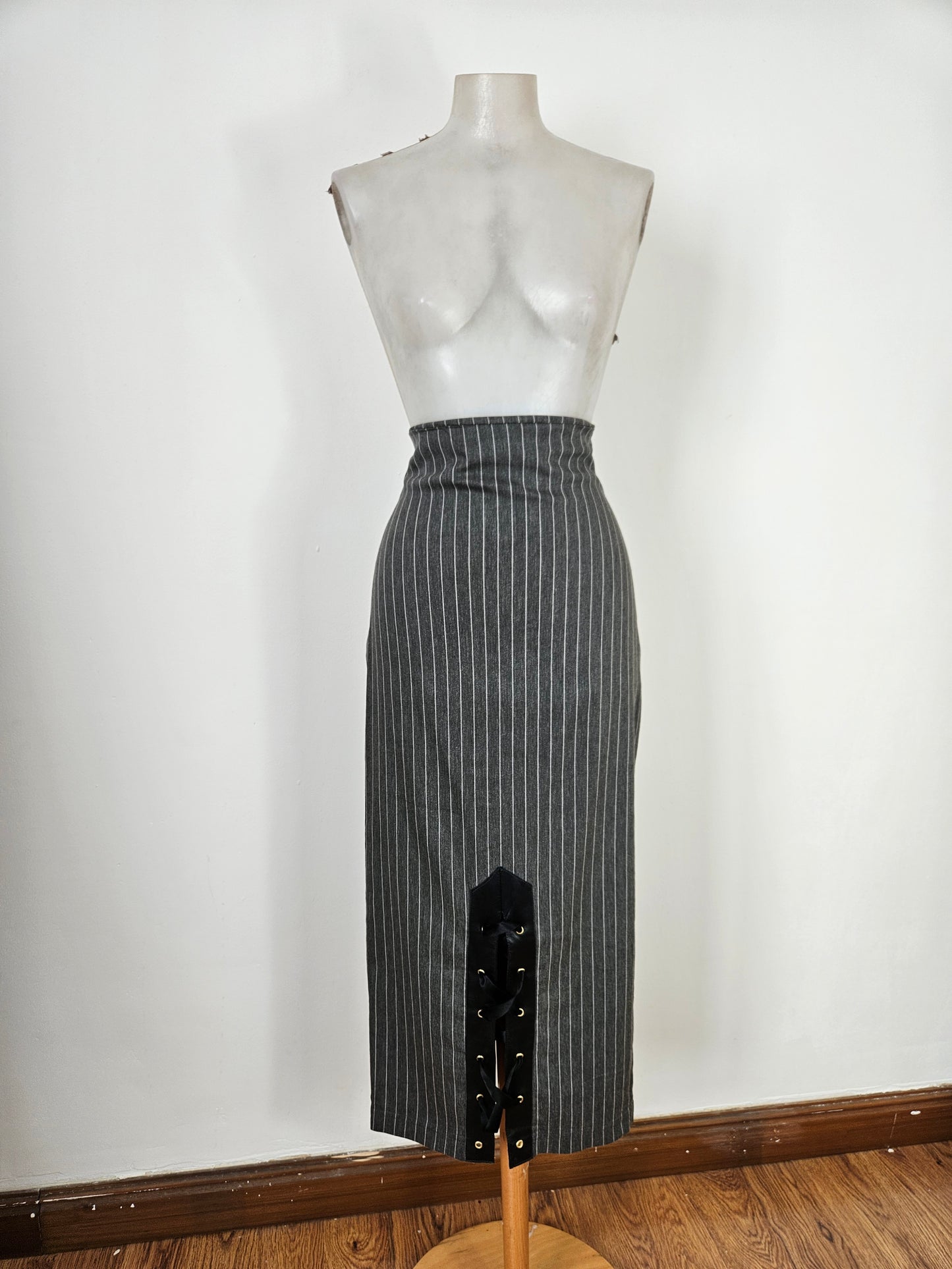 Striped tailored skirt with lacing