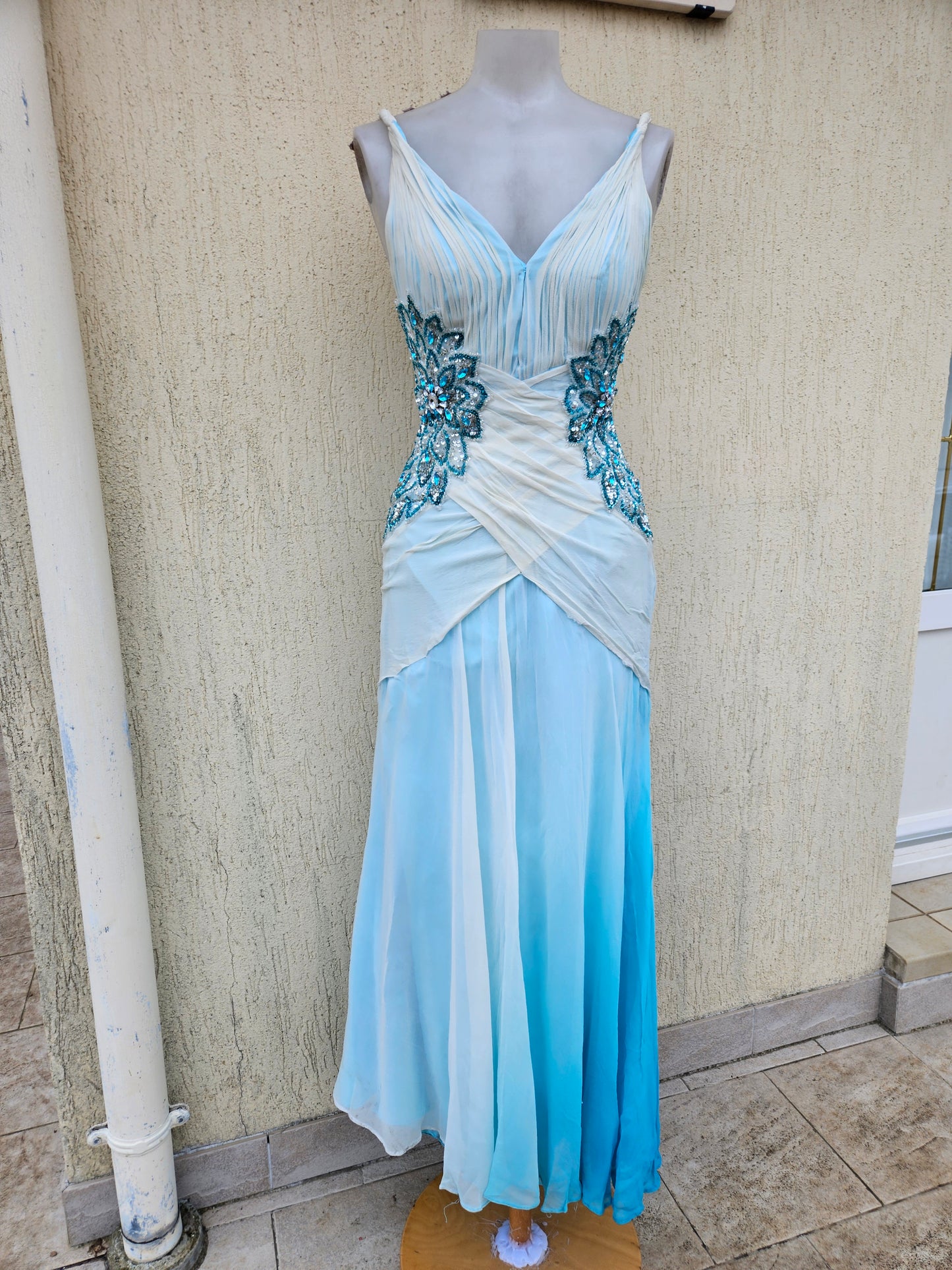 Robe en soie brodée bleu et blanche