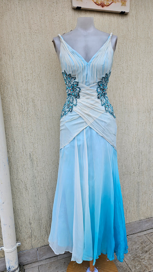 Robe en soie brodée bleu et blanche