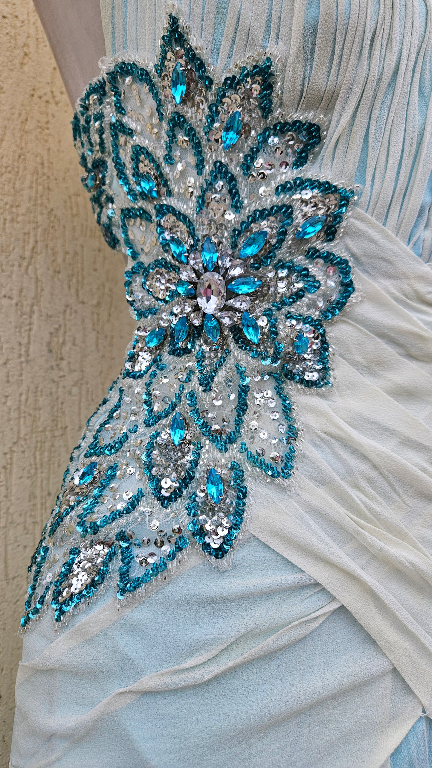 Robe en soie brodée bleu et blanche