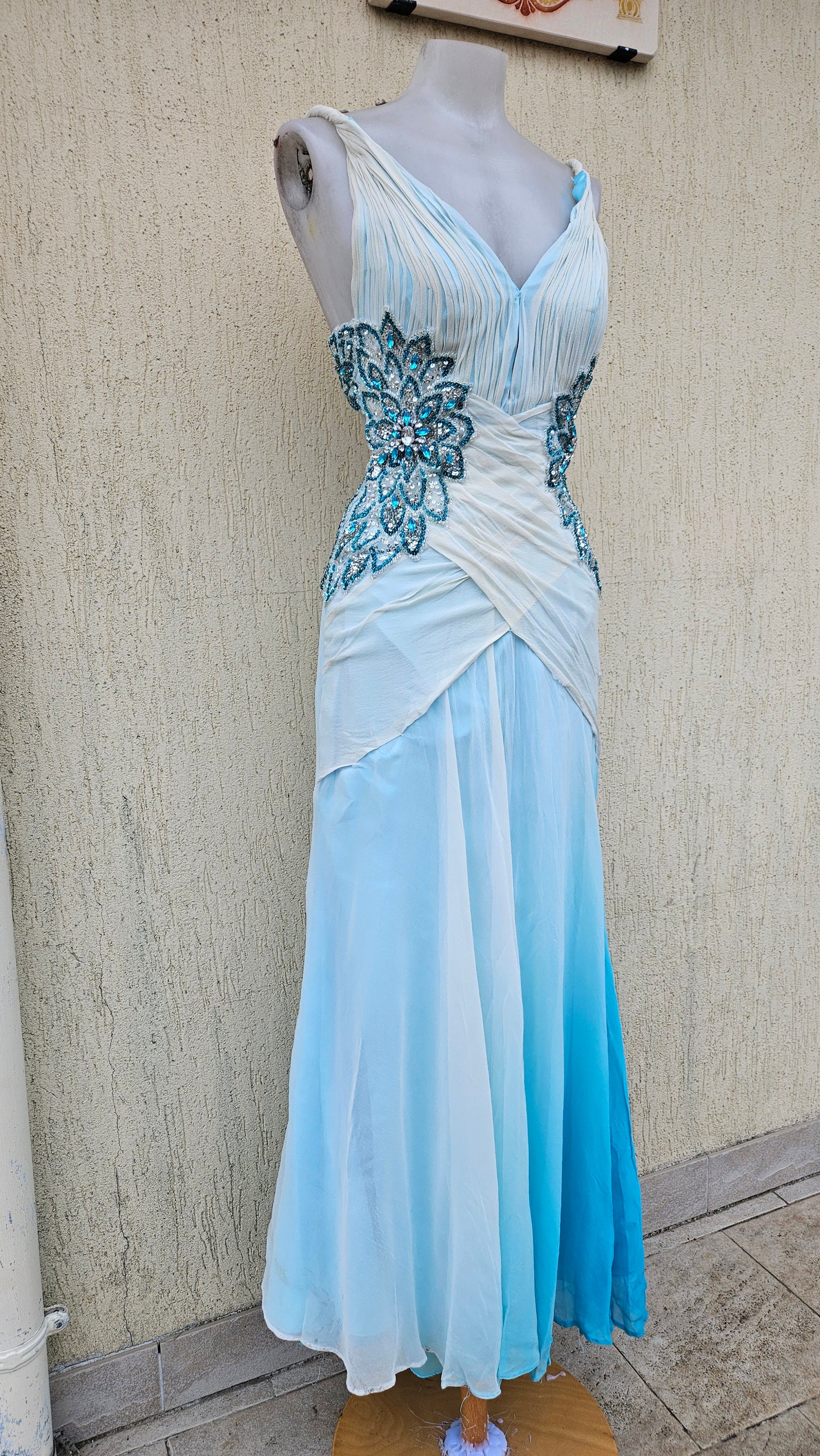 Robe en soie brodée bleu et blanche