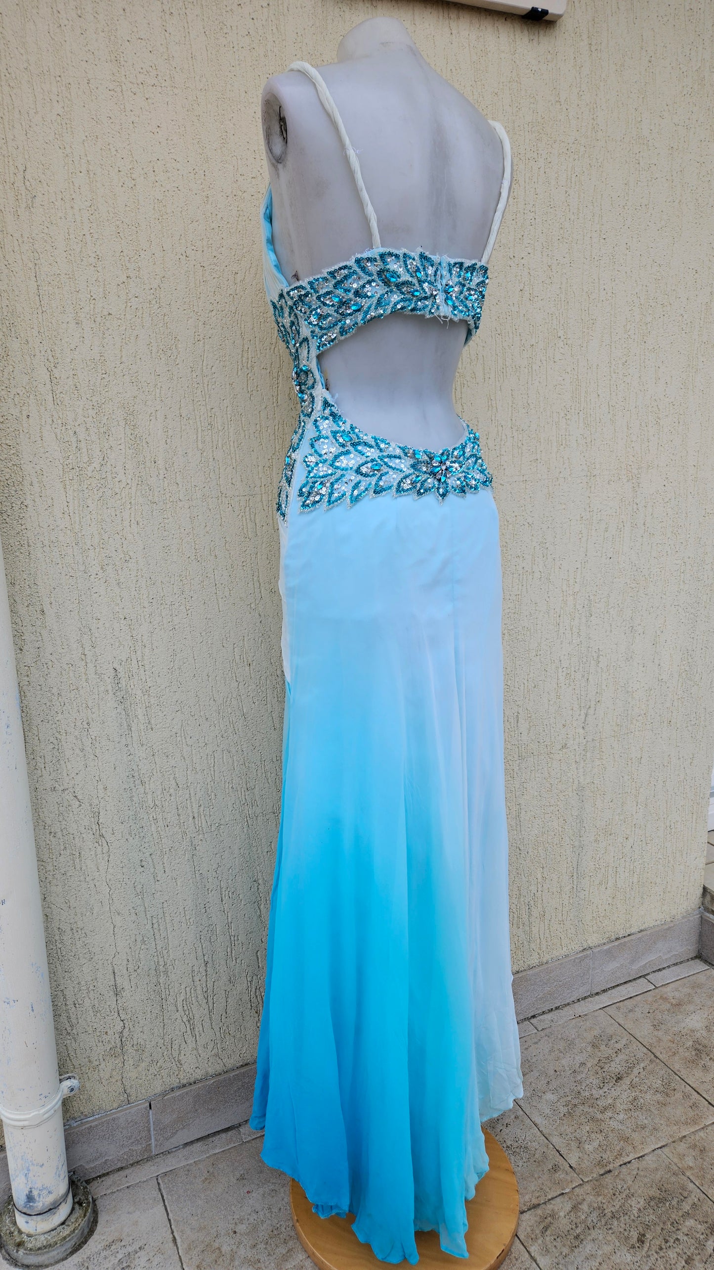 Robe en soie brodée bleu et blanche