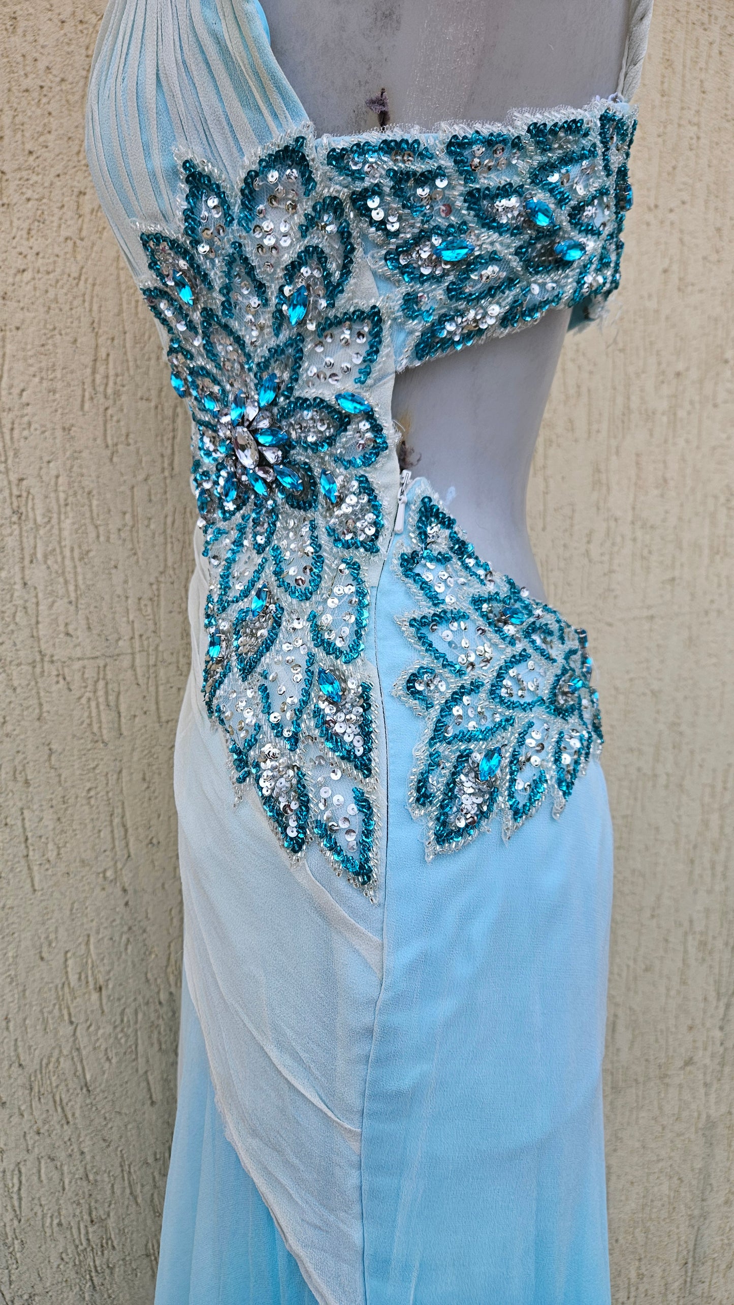 Robe en soie brodée bleu et blanche