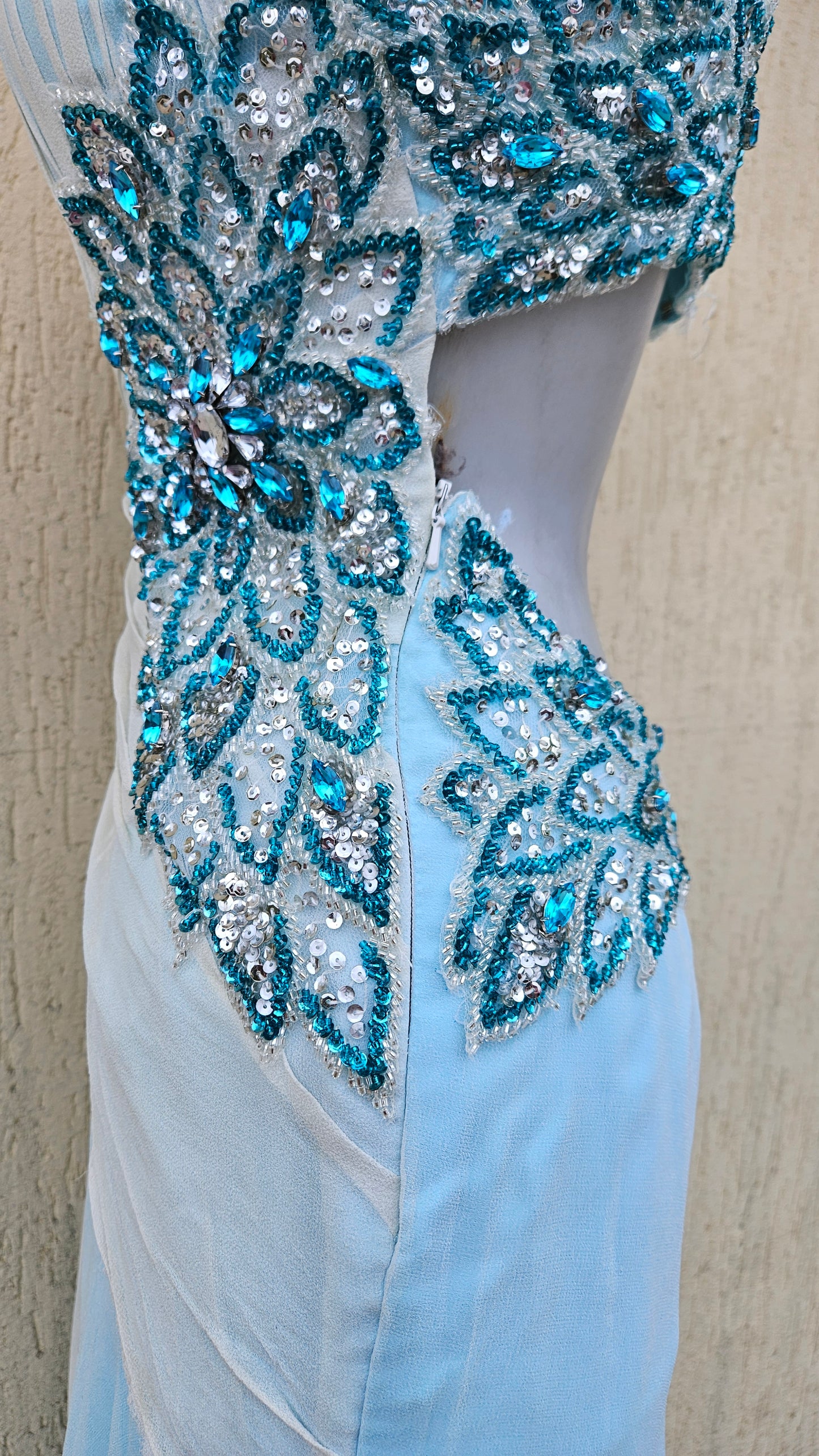 Robe en soie brodée bleu et blanche