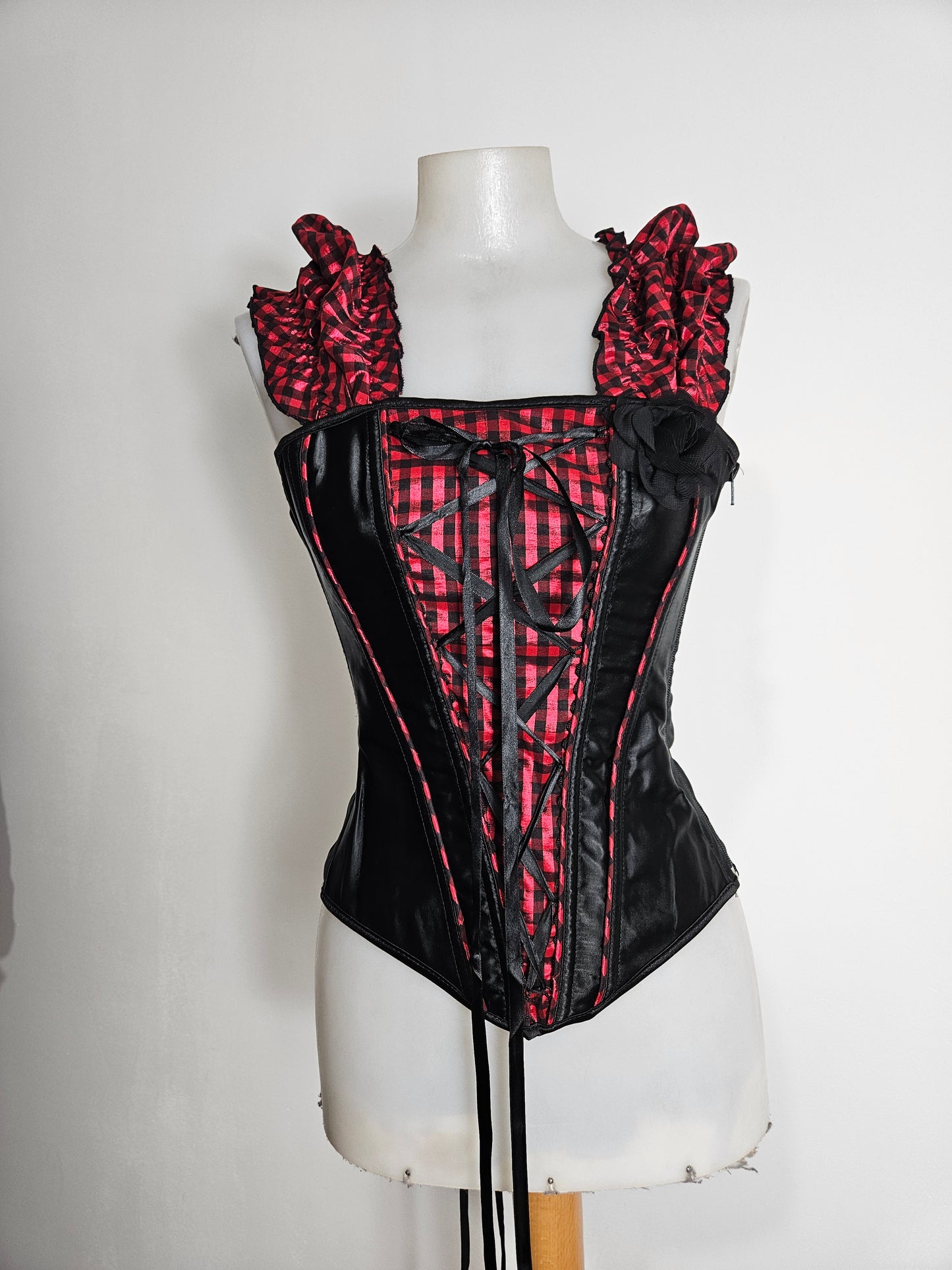 Corset noir et tartan rouge