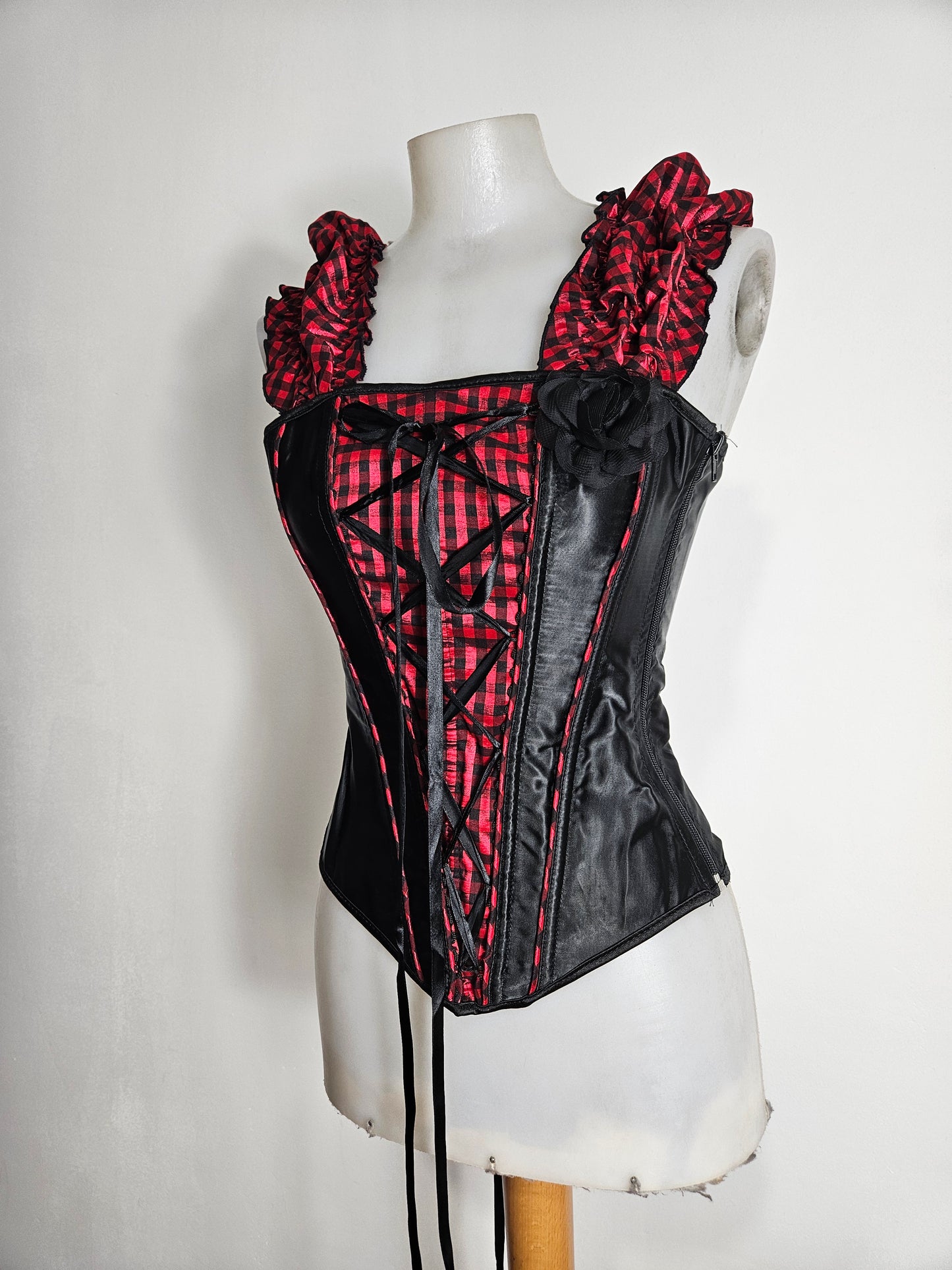 Corset noir et tartan rouge