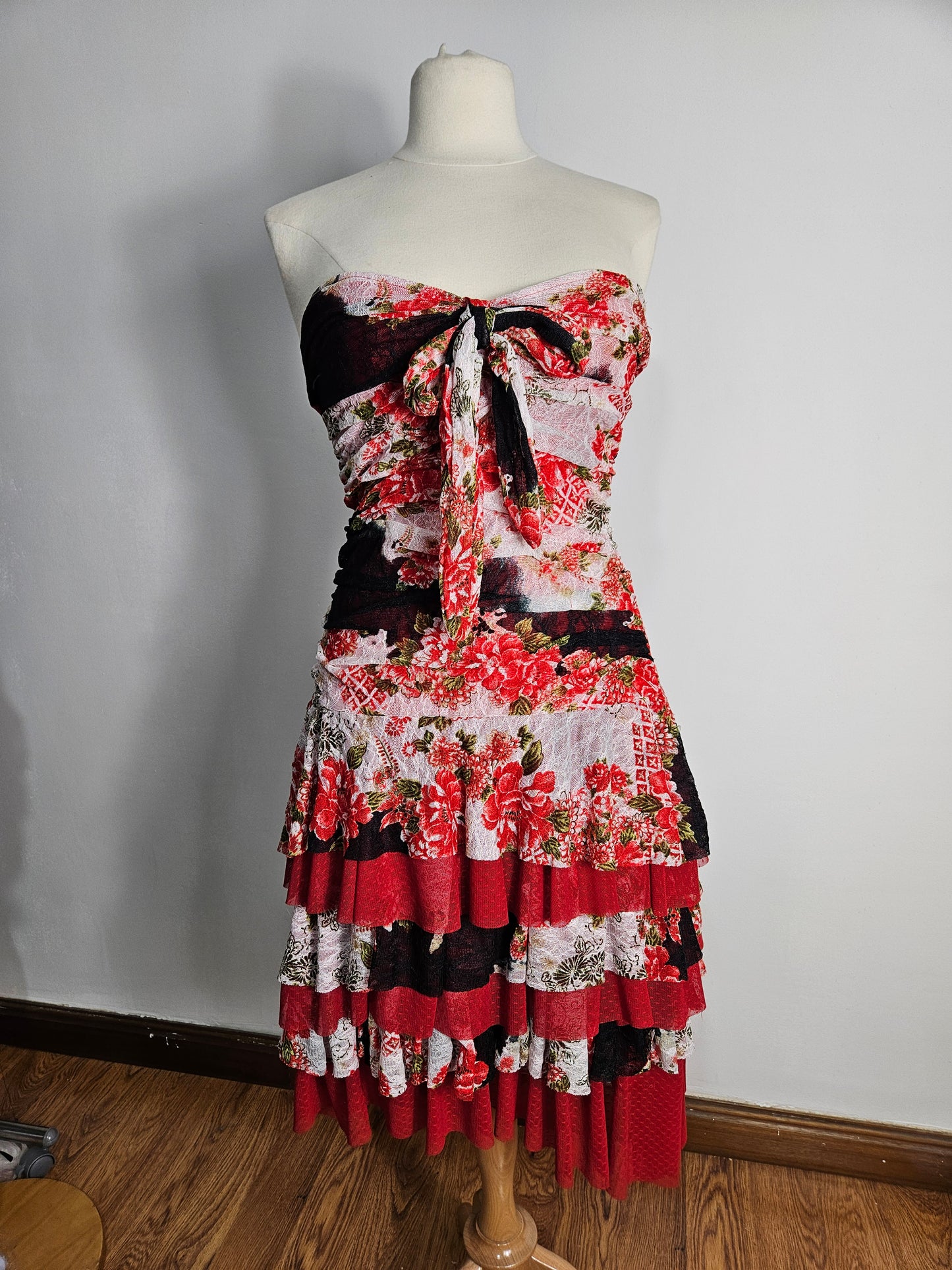 Strapless dress in floral lace