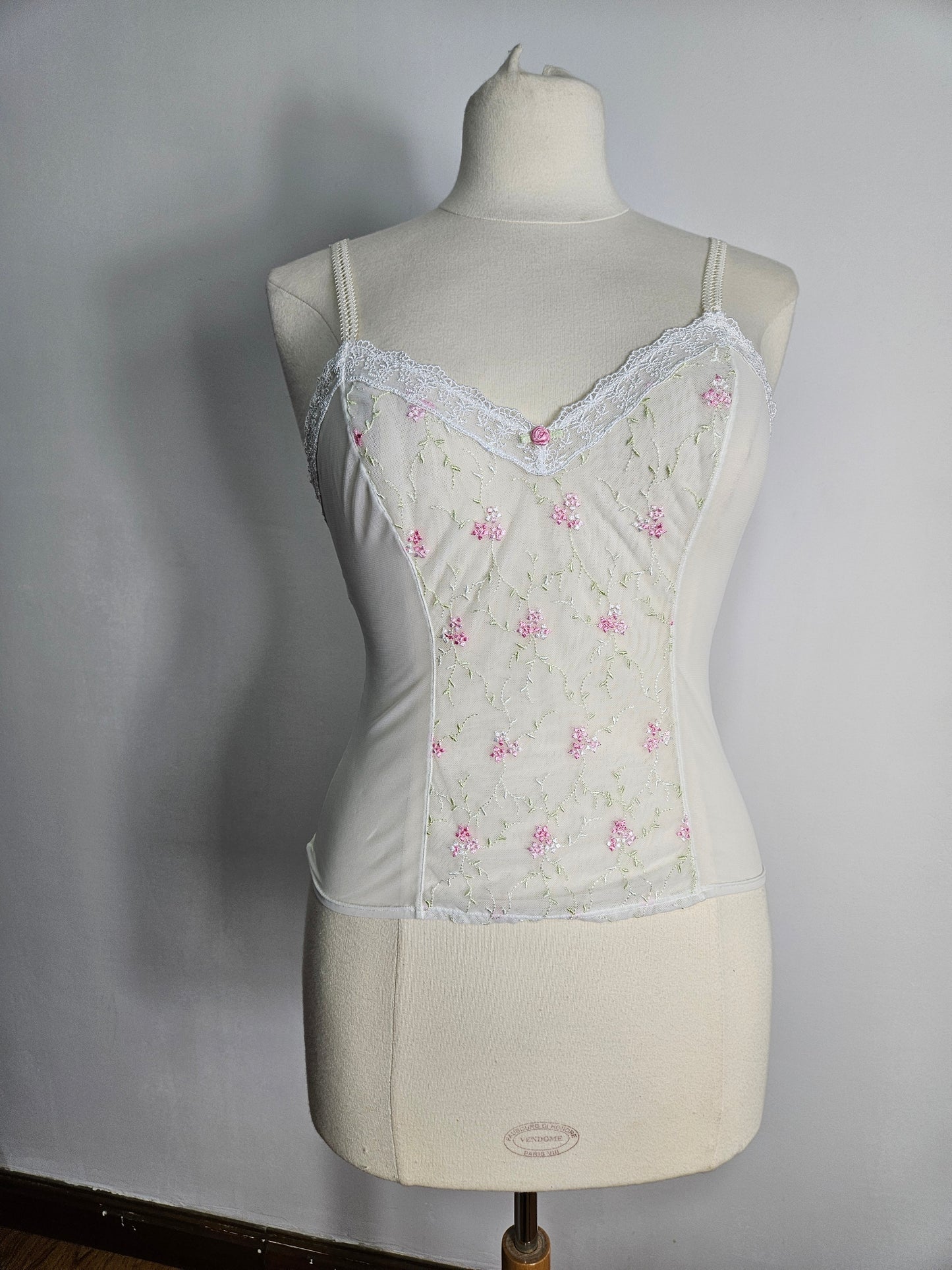 Haut en voile blanc détails fleurs