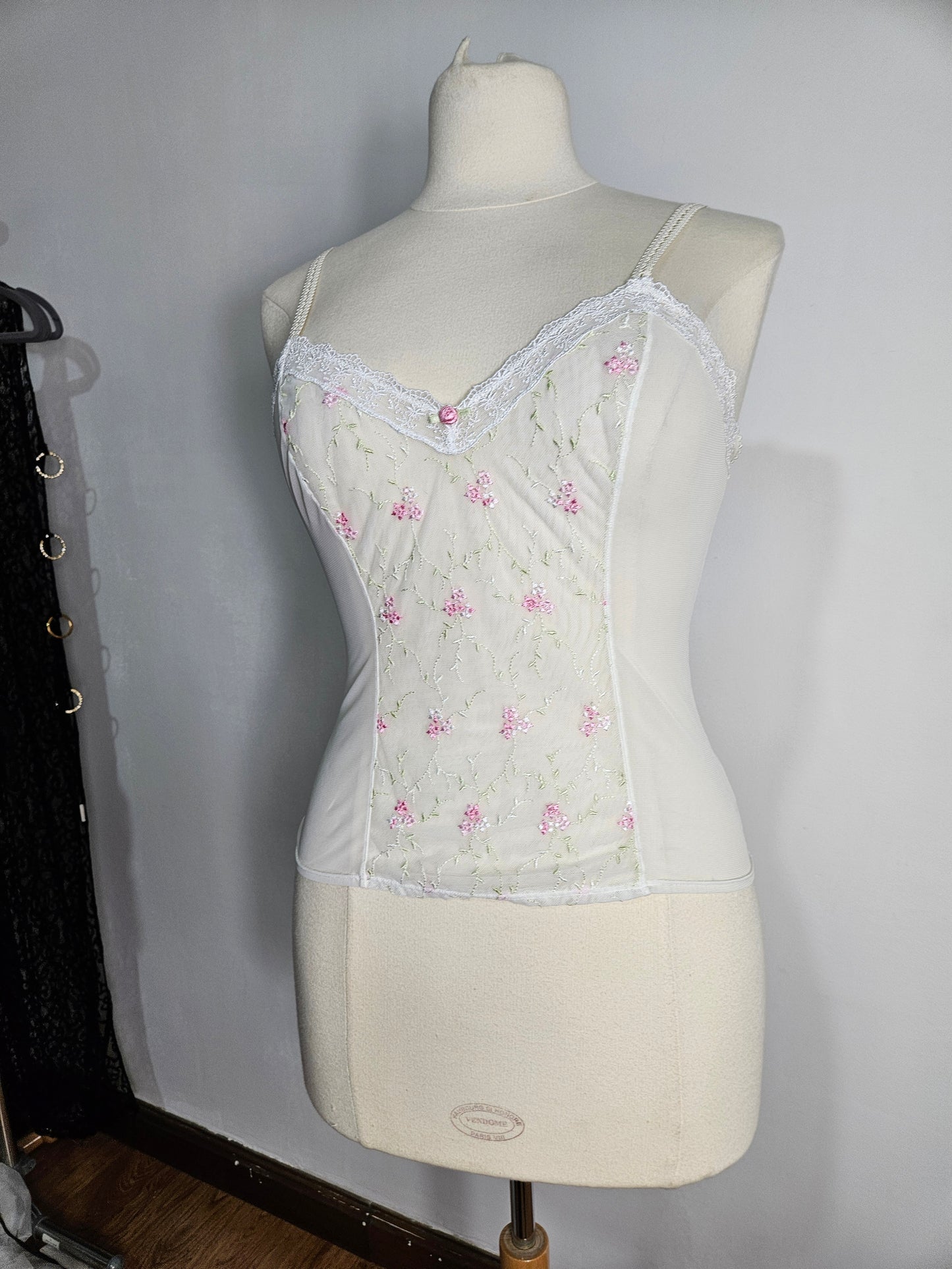 Haut en voile blanc détails fleurs