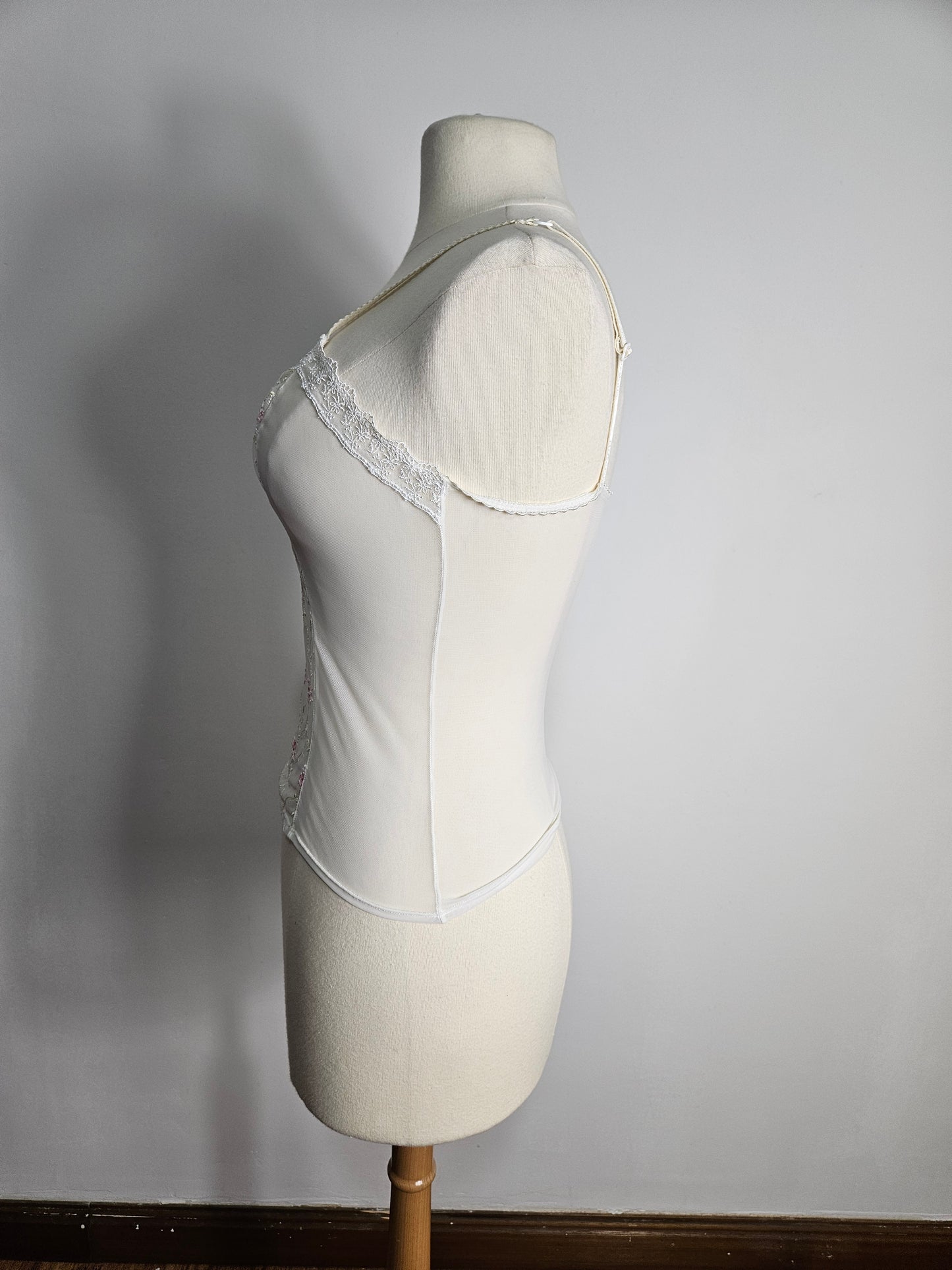 Haut en voile blanc détails fleurs