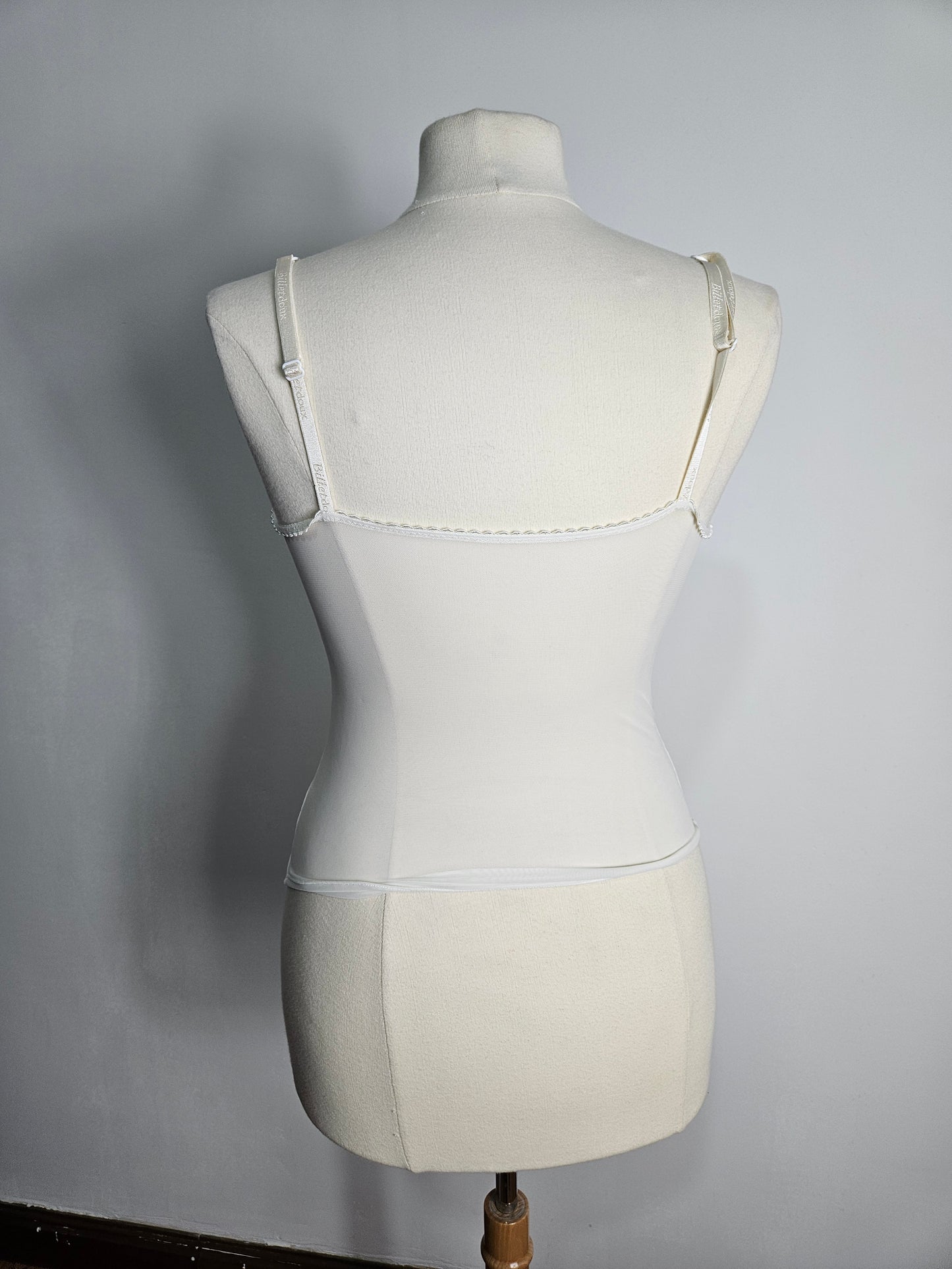 Haut en voile blanc détails fleurs