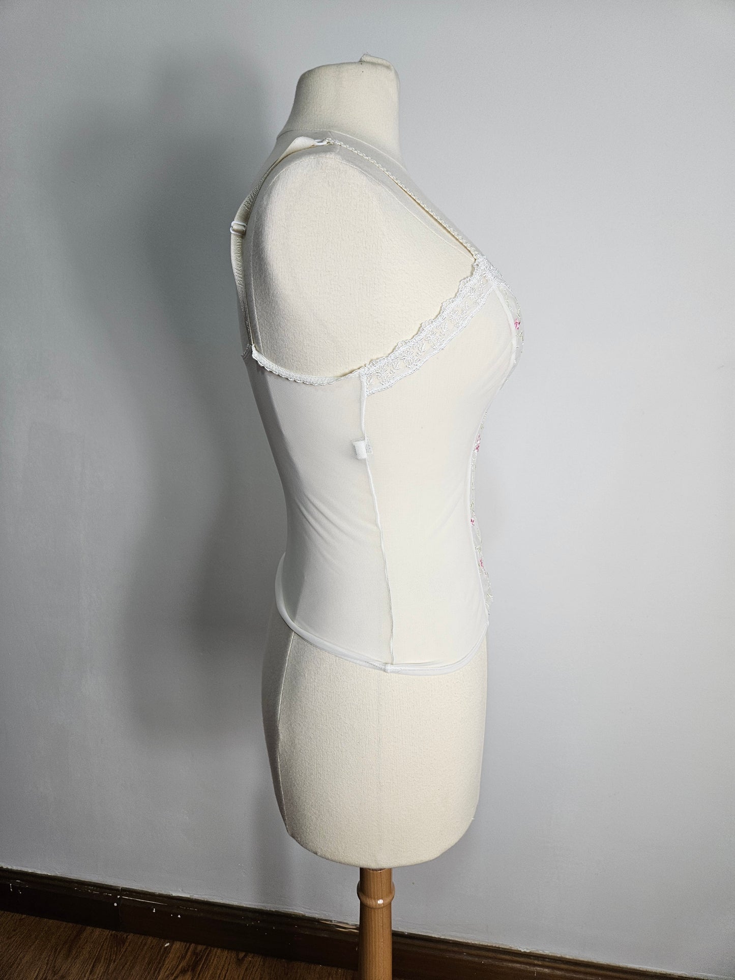 Haut en voile blanc détails fleurs