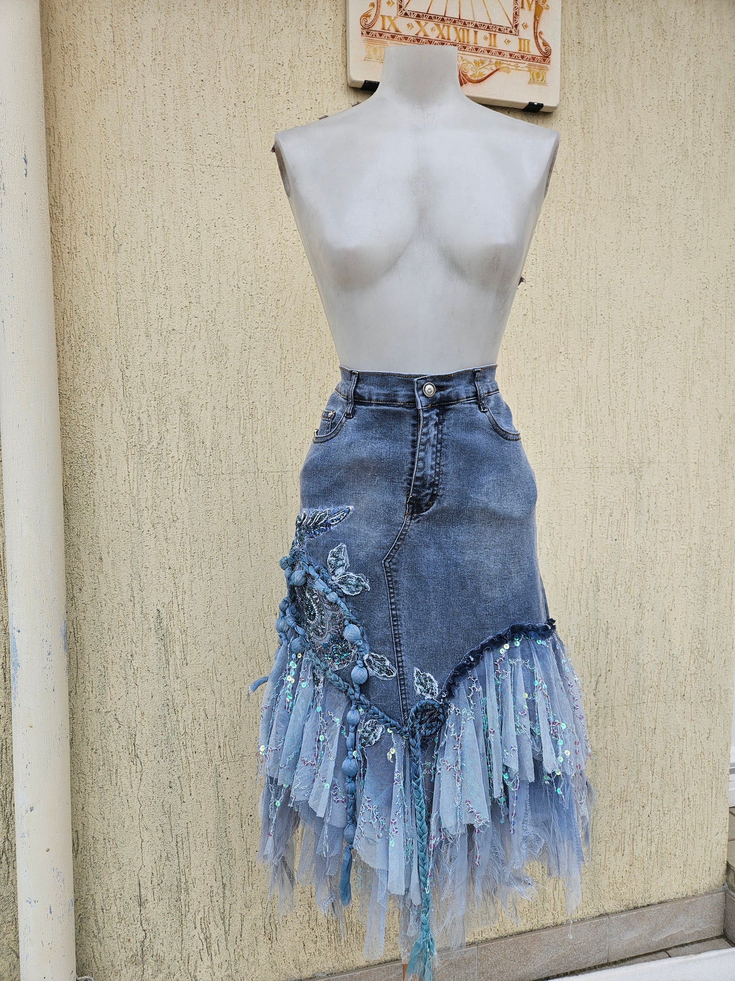 Jupe en denim brodée bleue claire