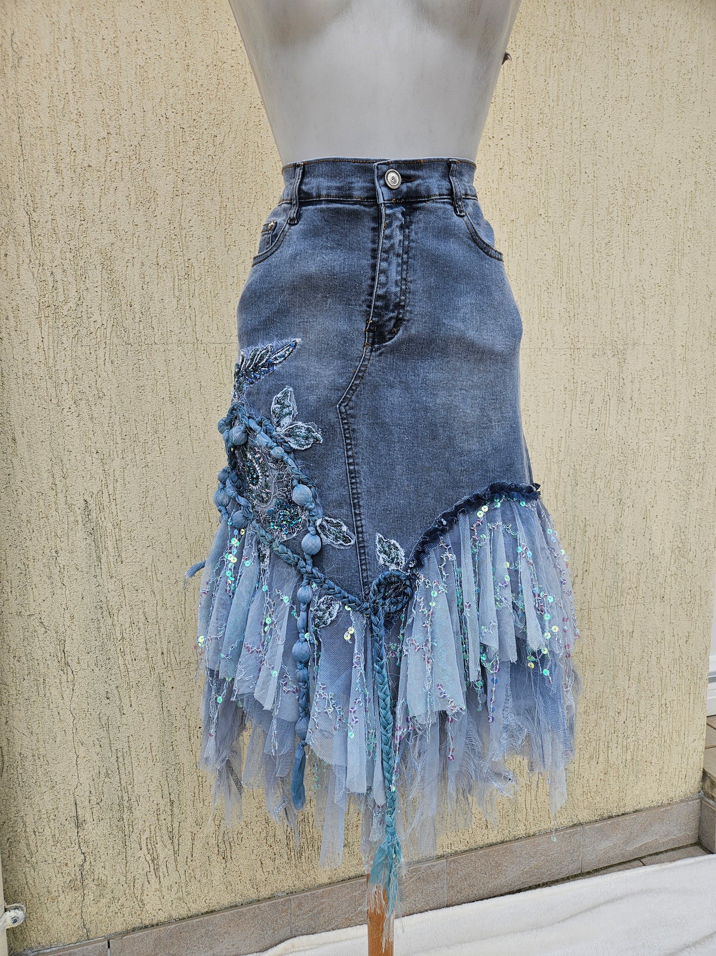Jupe en denim brodée bleue claire