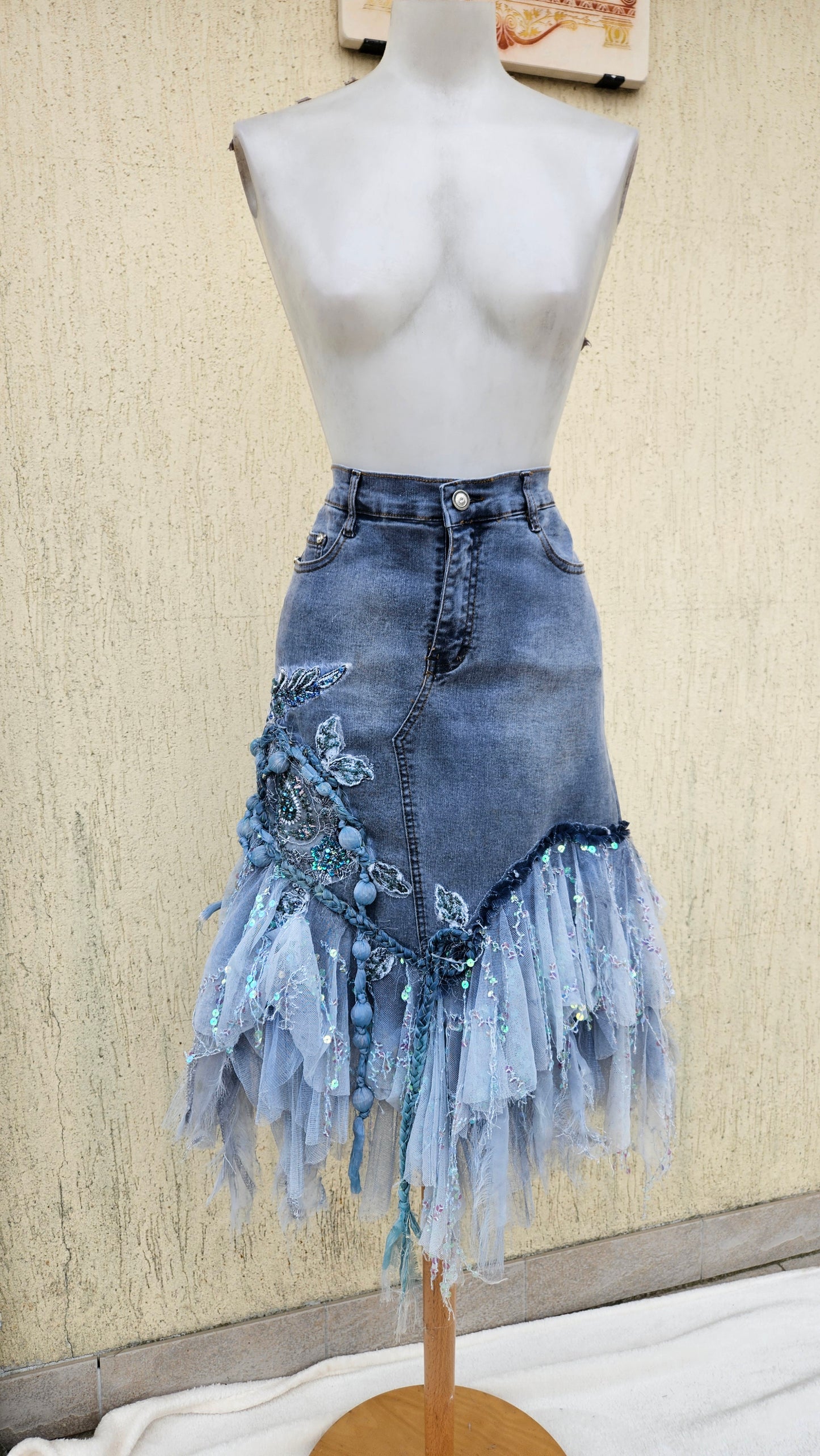 Jupe en denim brodée bleue claire