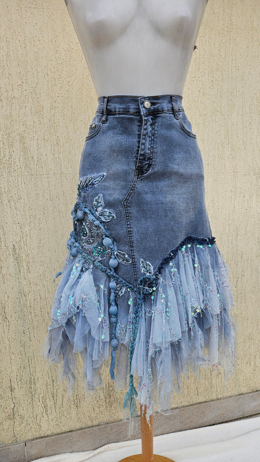 Jupe en denim brodée bleue claire