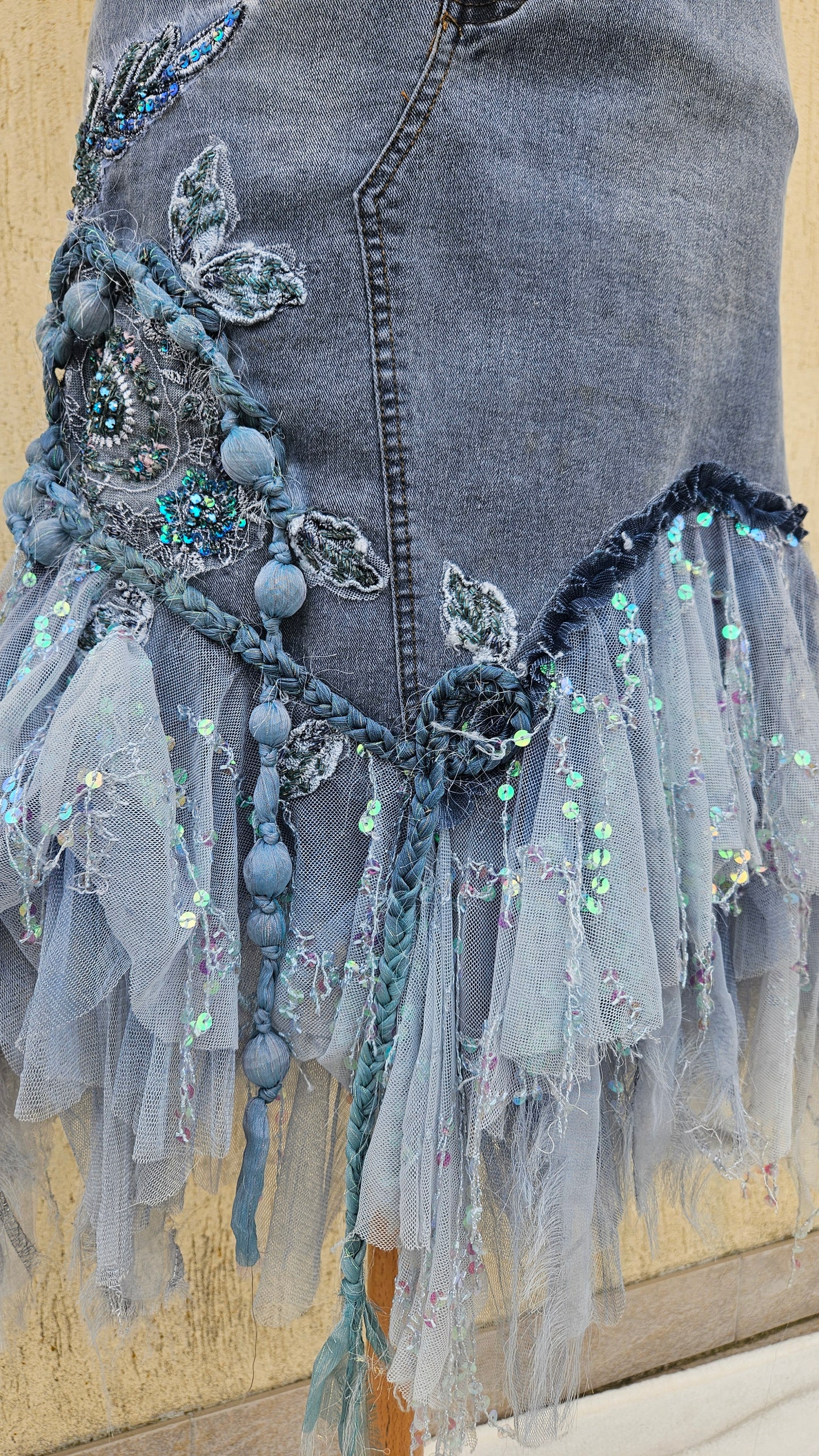 Jupe en denim brodée bleue claire