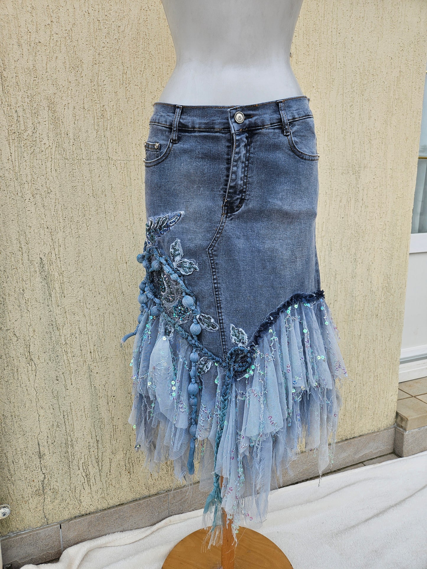 Jupe en denim brodée bleue claire