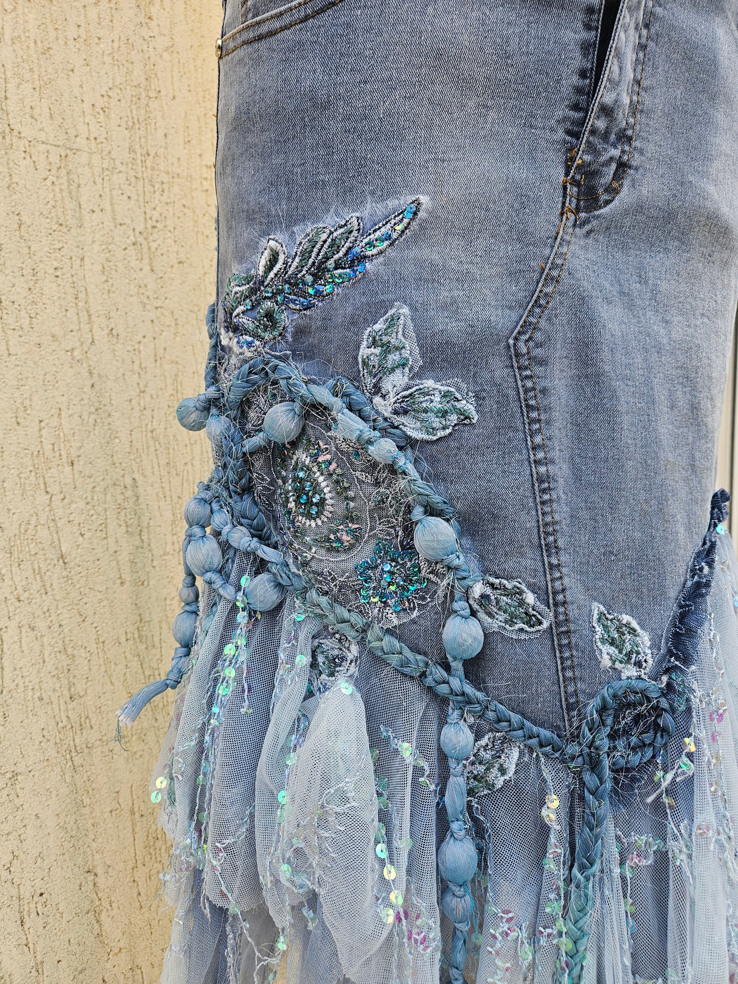 Jupe en denim brodée bleue claire