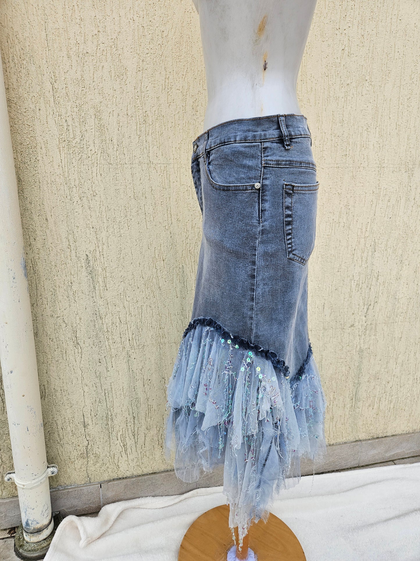 Jupe en denim brodée bleue claire