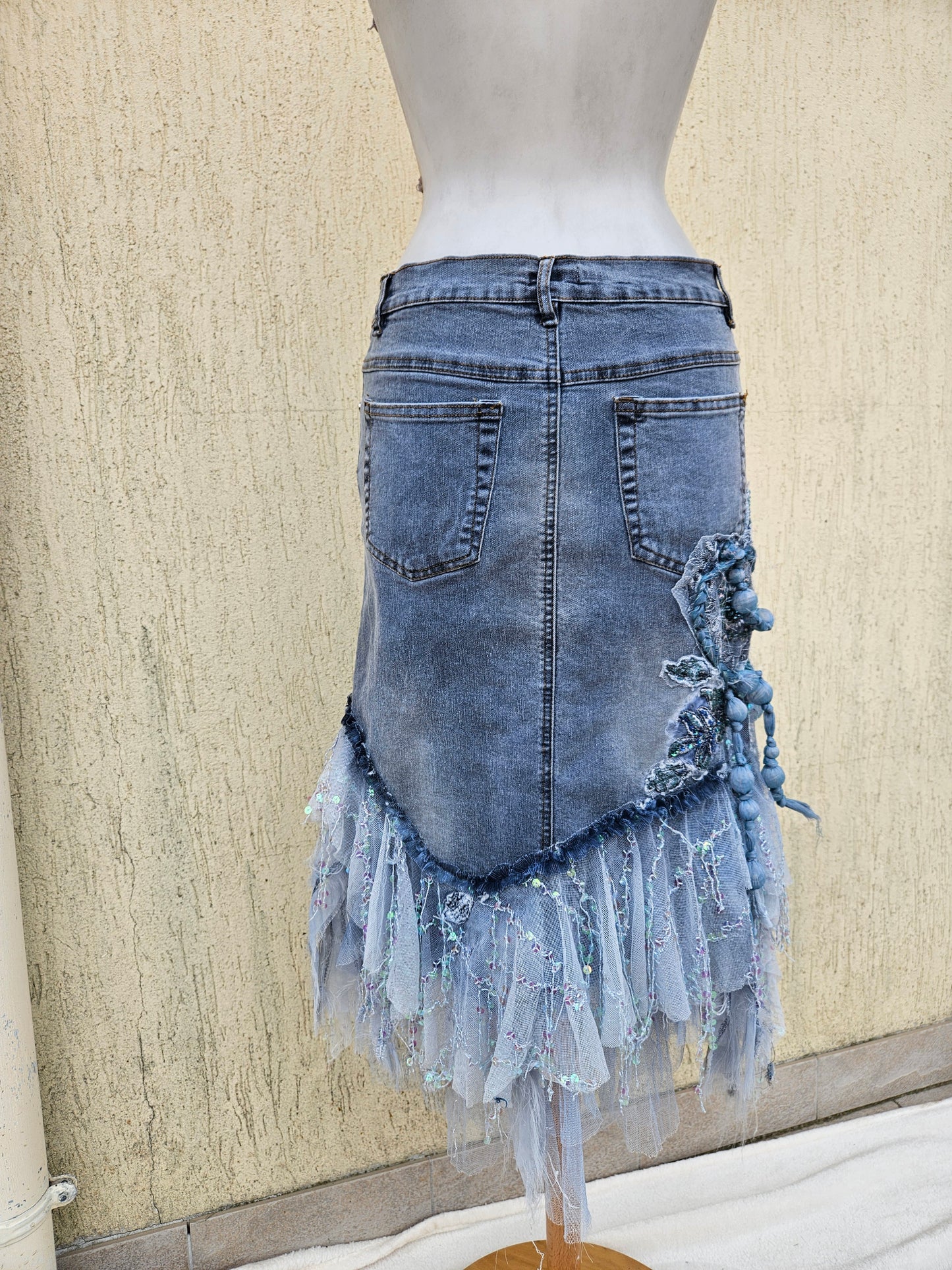 Jupe en denim brodée bleue claire
