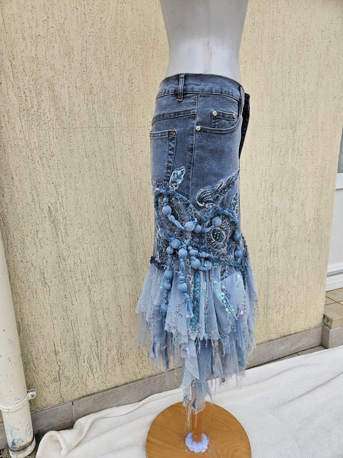 Jupe en denim brodée bleue claire