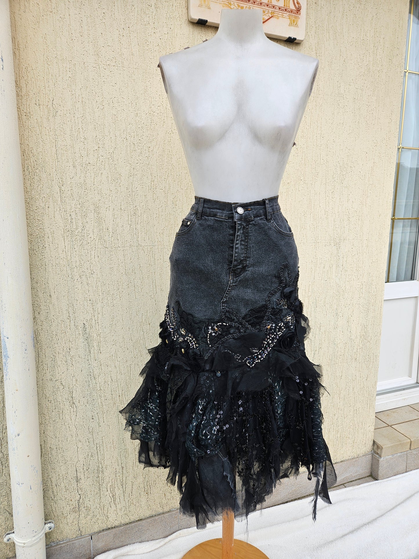 Jupe en denim brodé gris sombre