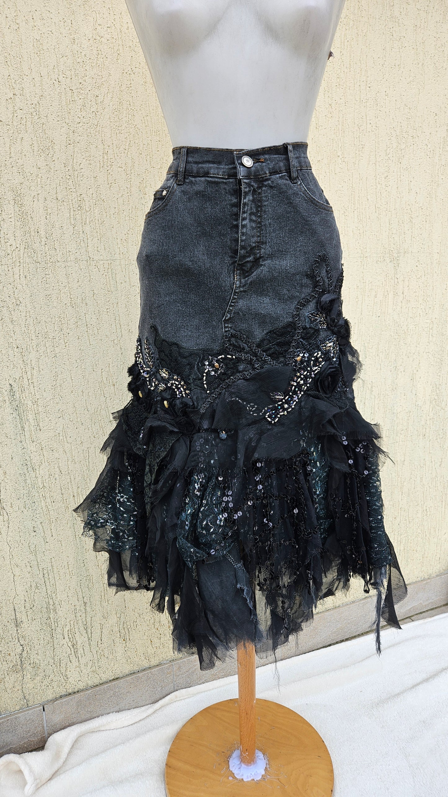 Jupe en denim brodé gris sombre