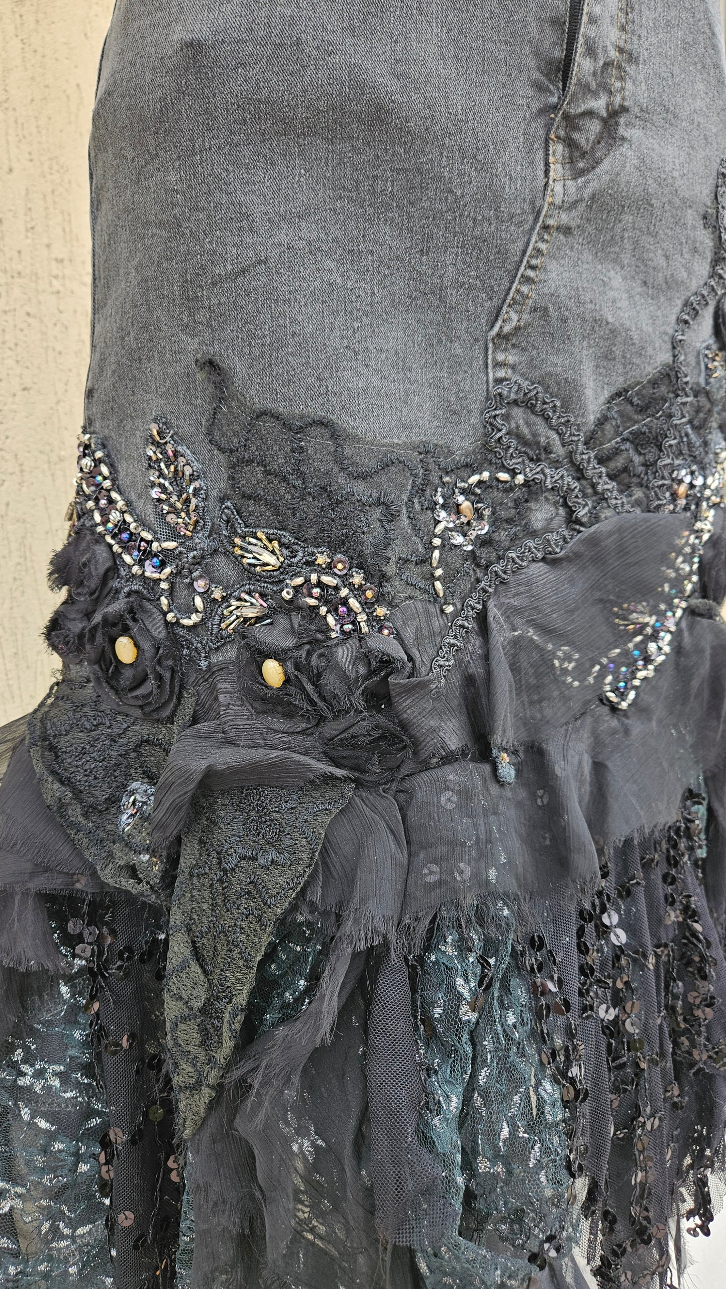 Jupe en denim brodé gris sombre