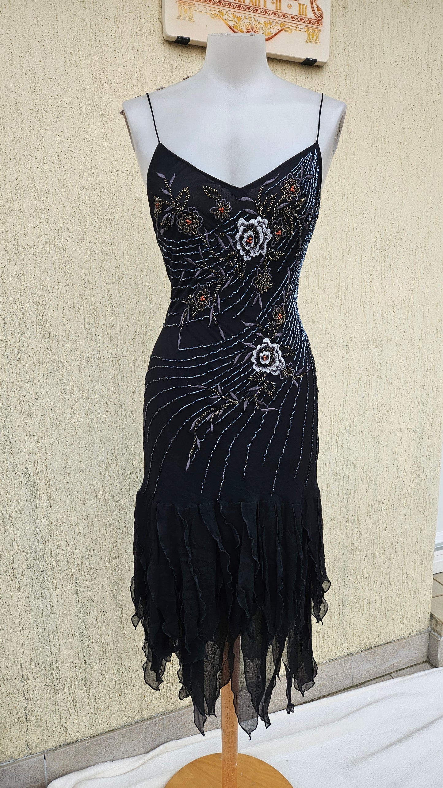 Robe brodée noire en soie