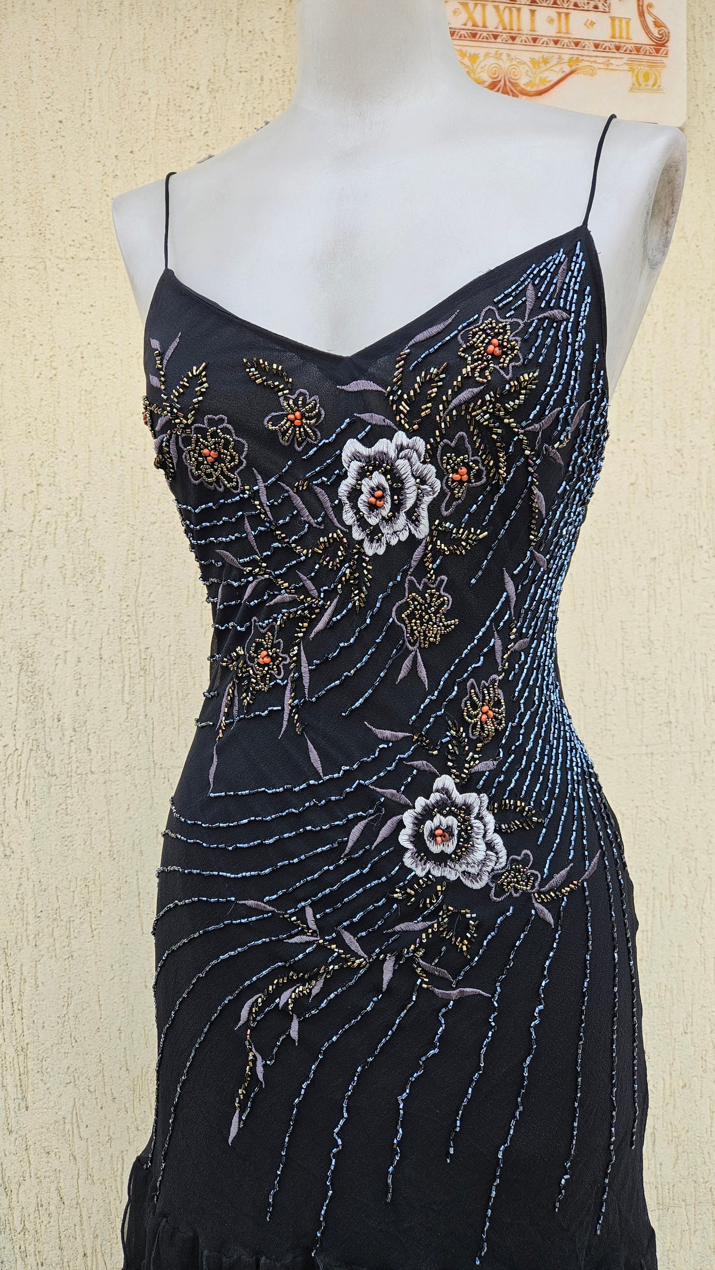 Robe brodée noire en soie