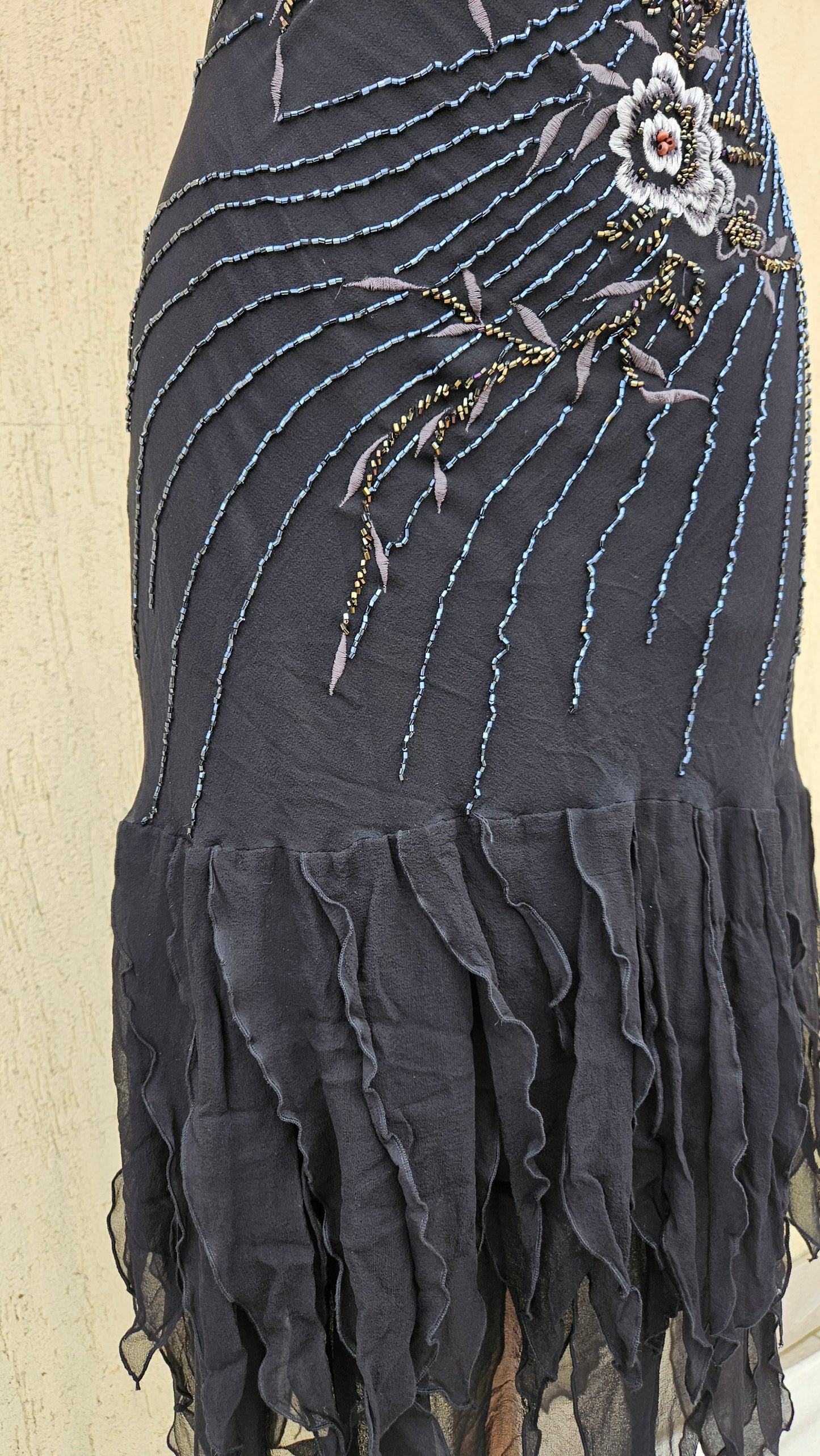 Robe brodée noire en soie