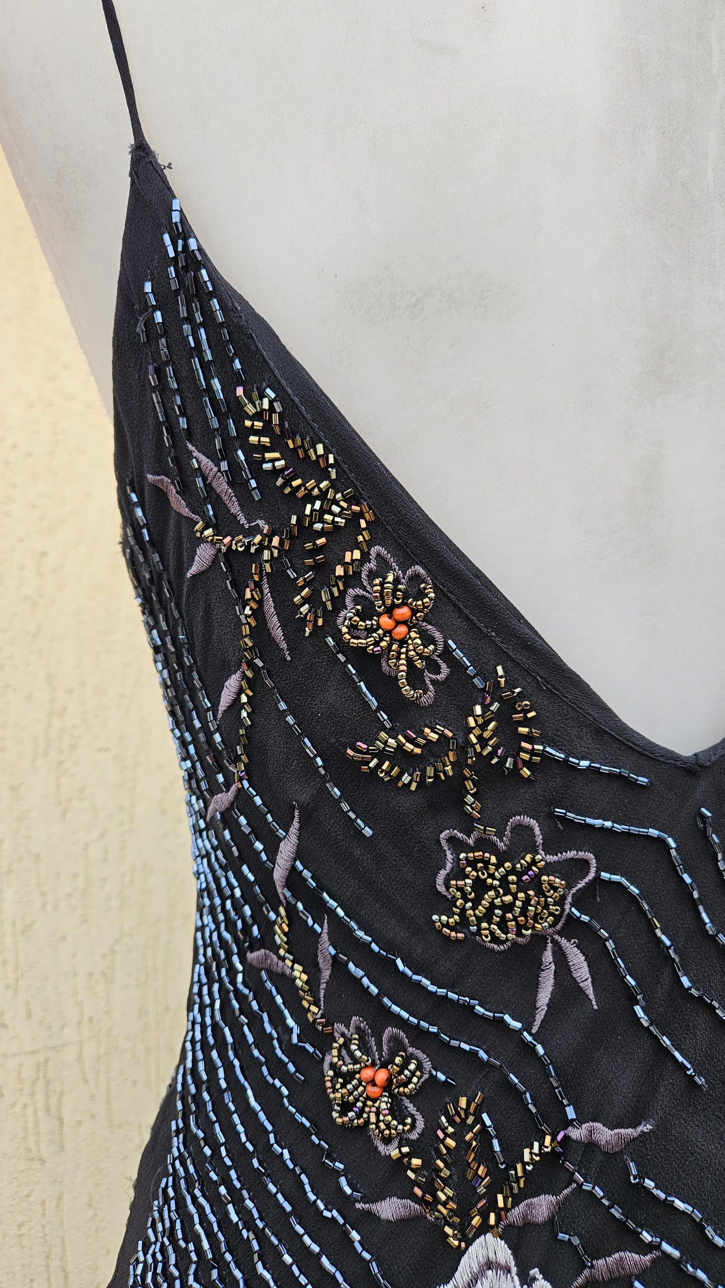 Robe brodée noire en soie