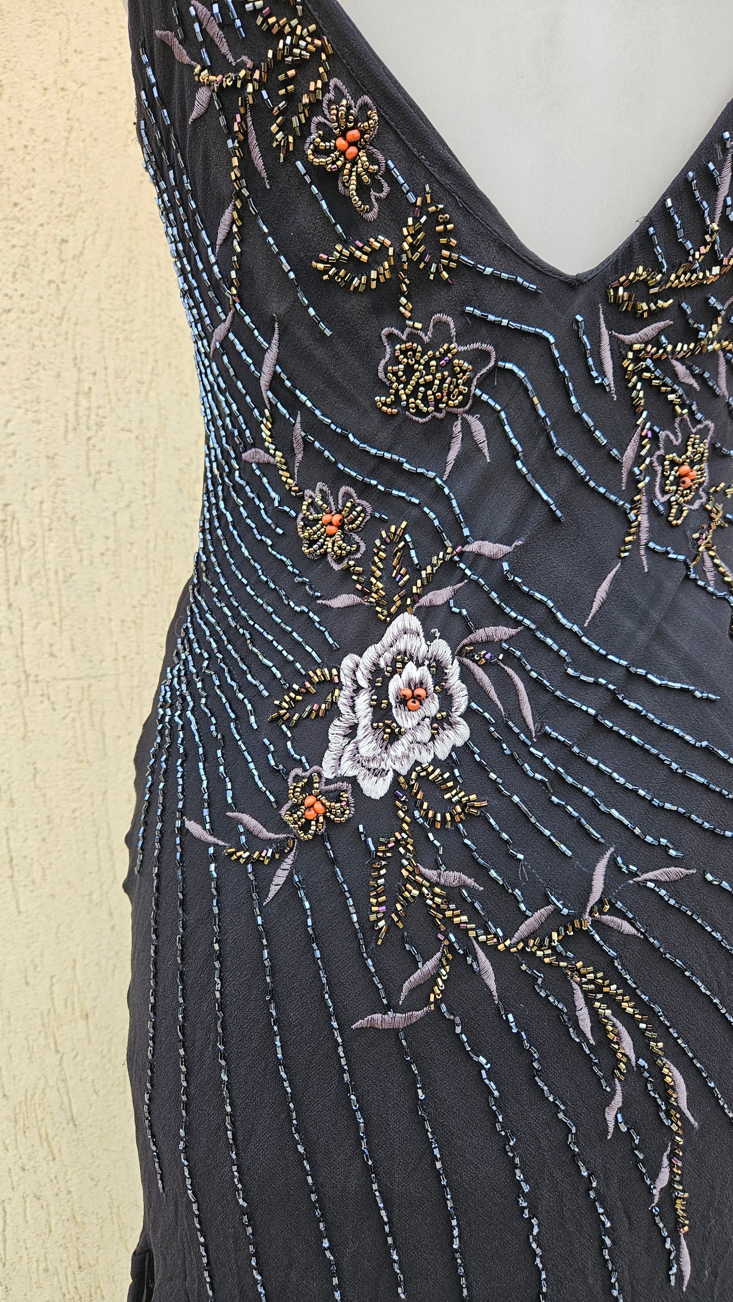 Robe brodée noire en soie