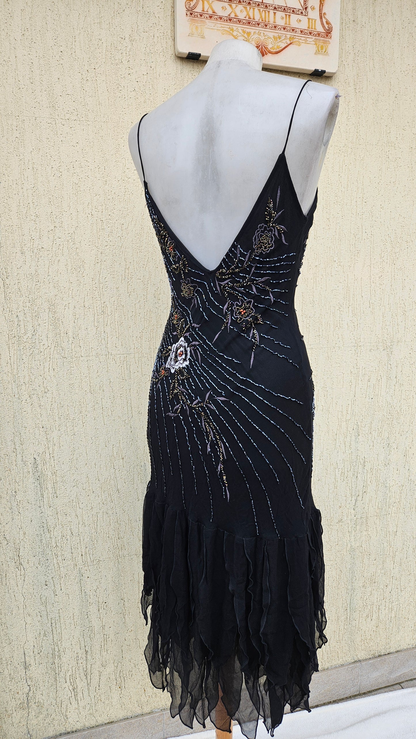 Robe brodée noire en soie