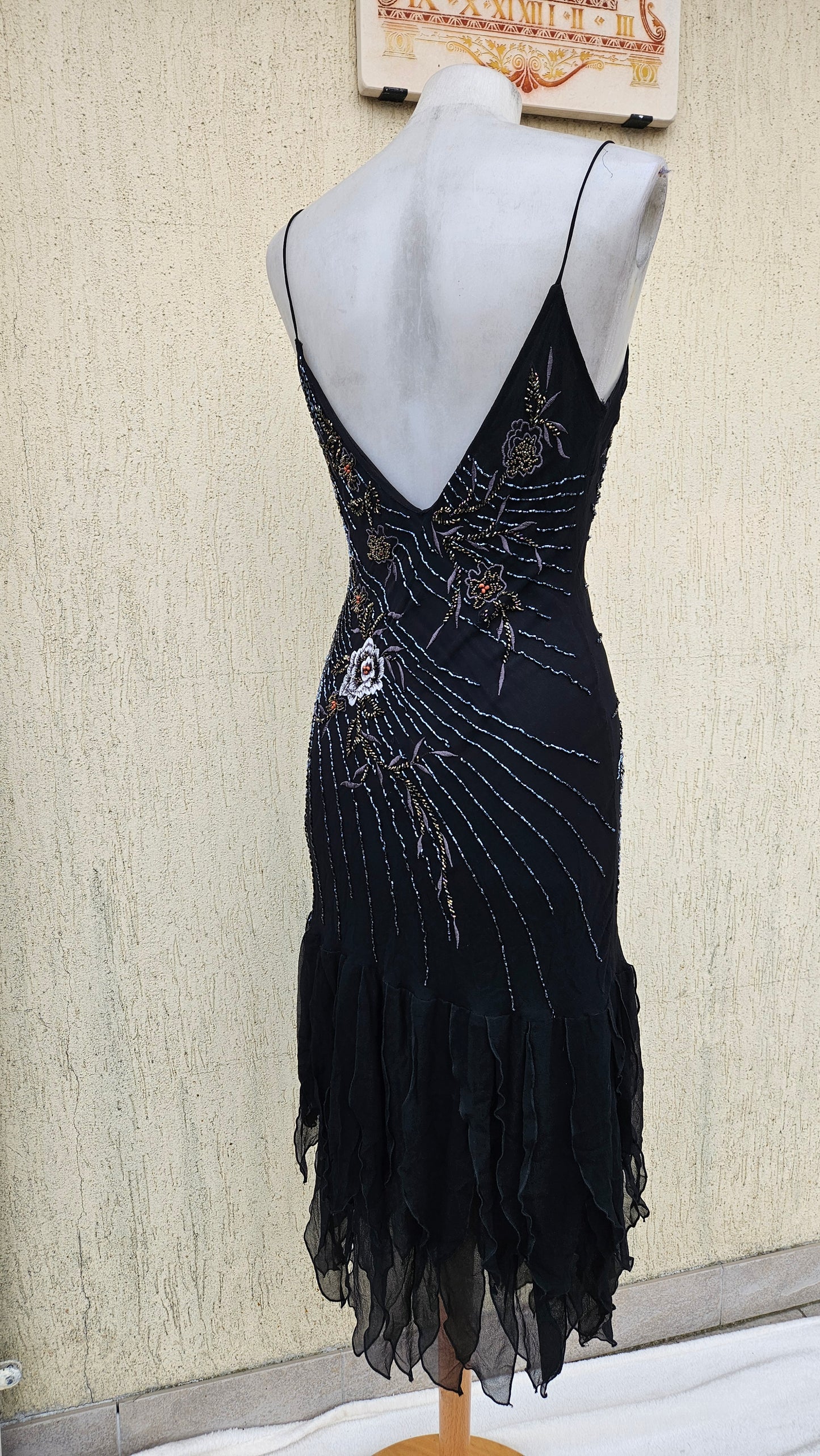 Robe brodée noire en soie