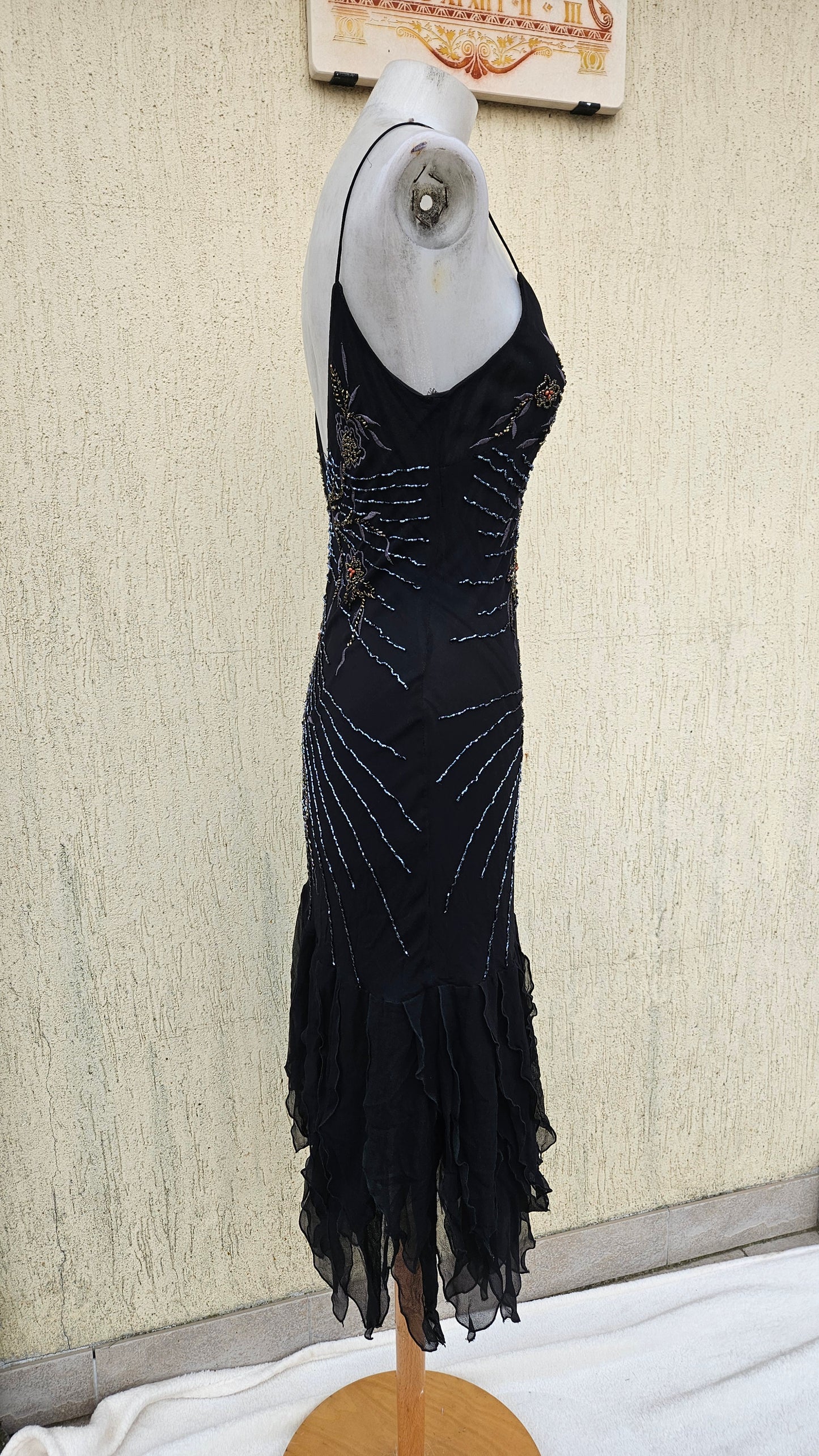 Robe brodée noire en soie