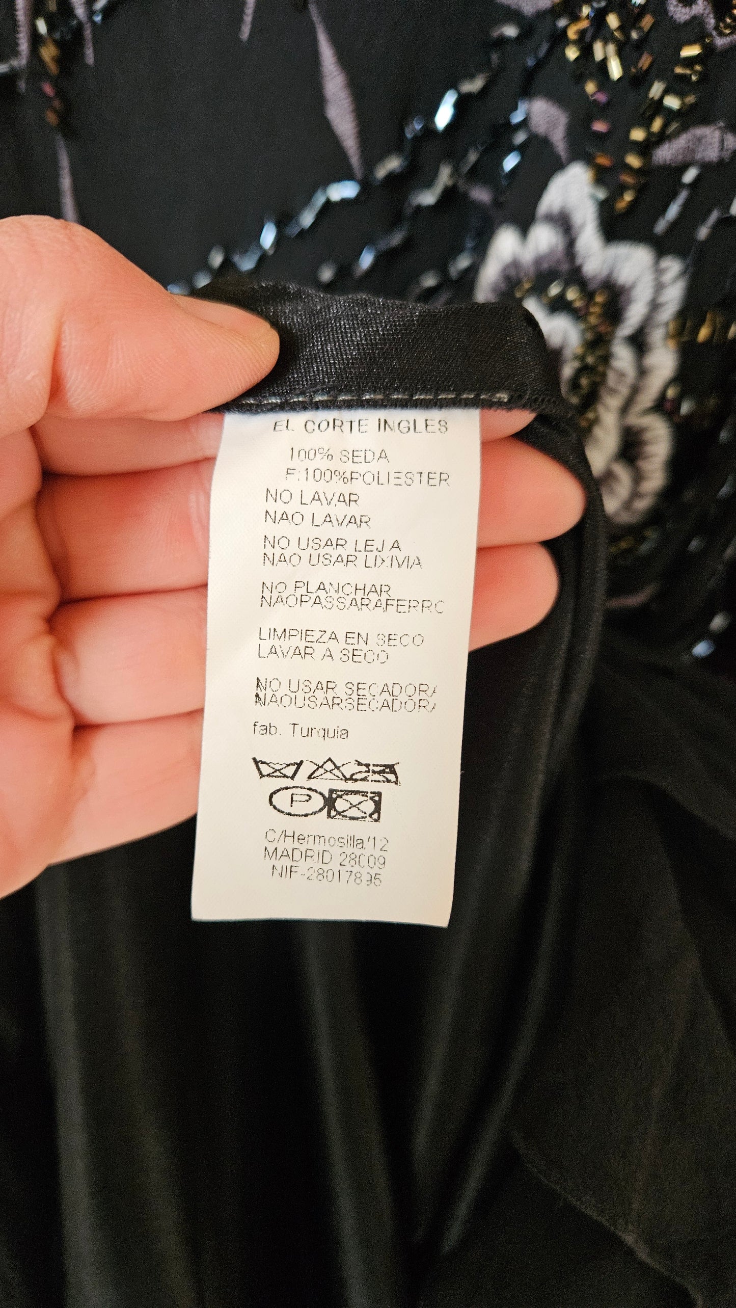 Robe brodée noire en soie