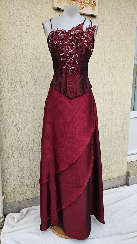 Ensemble satiné et brodé bordeaux