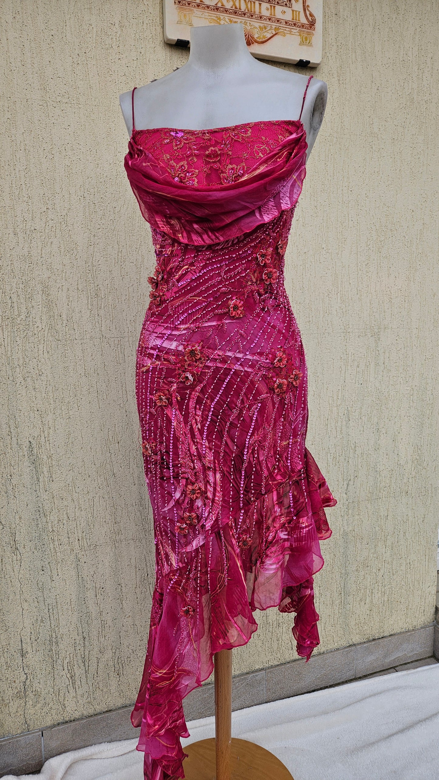 Robe rose en soie brodée
