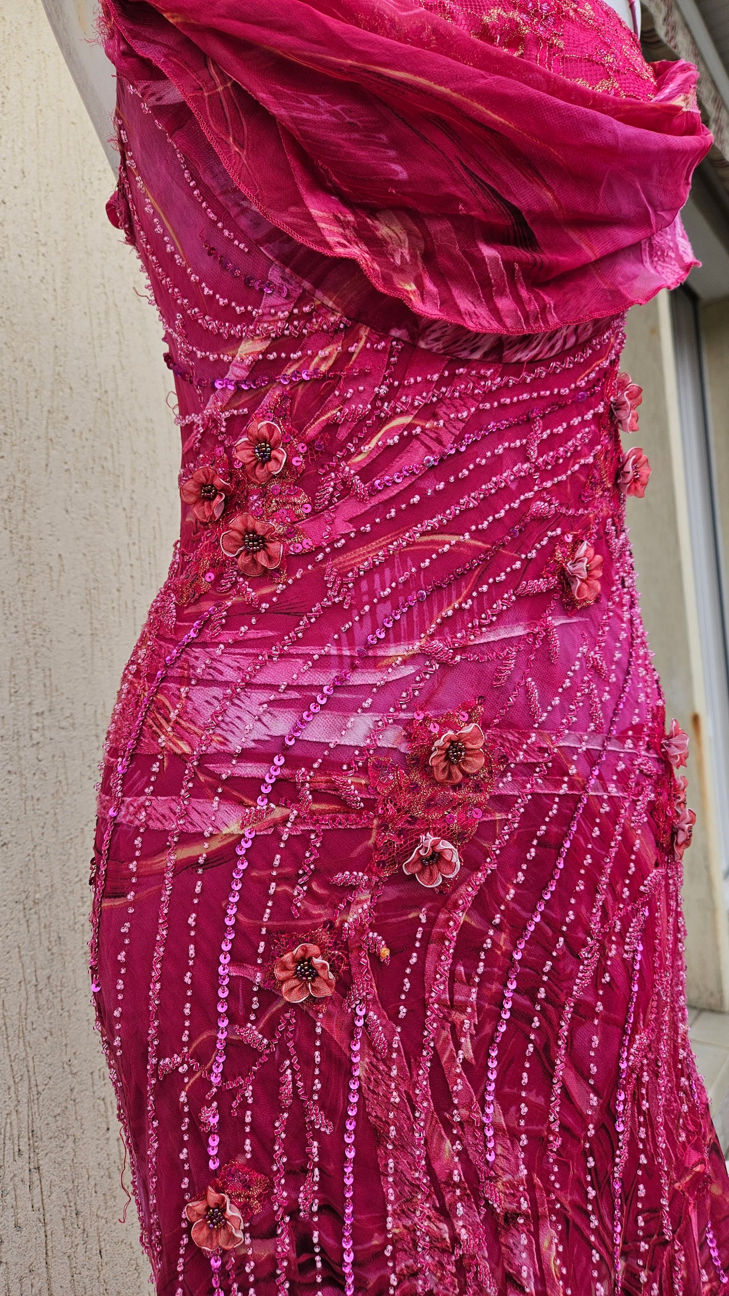 Robe rose en soie brodée