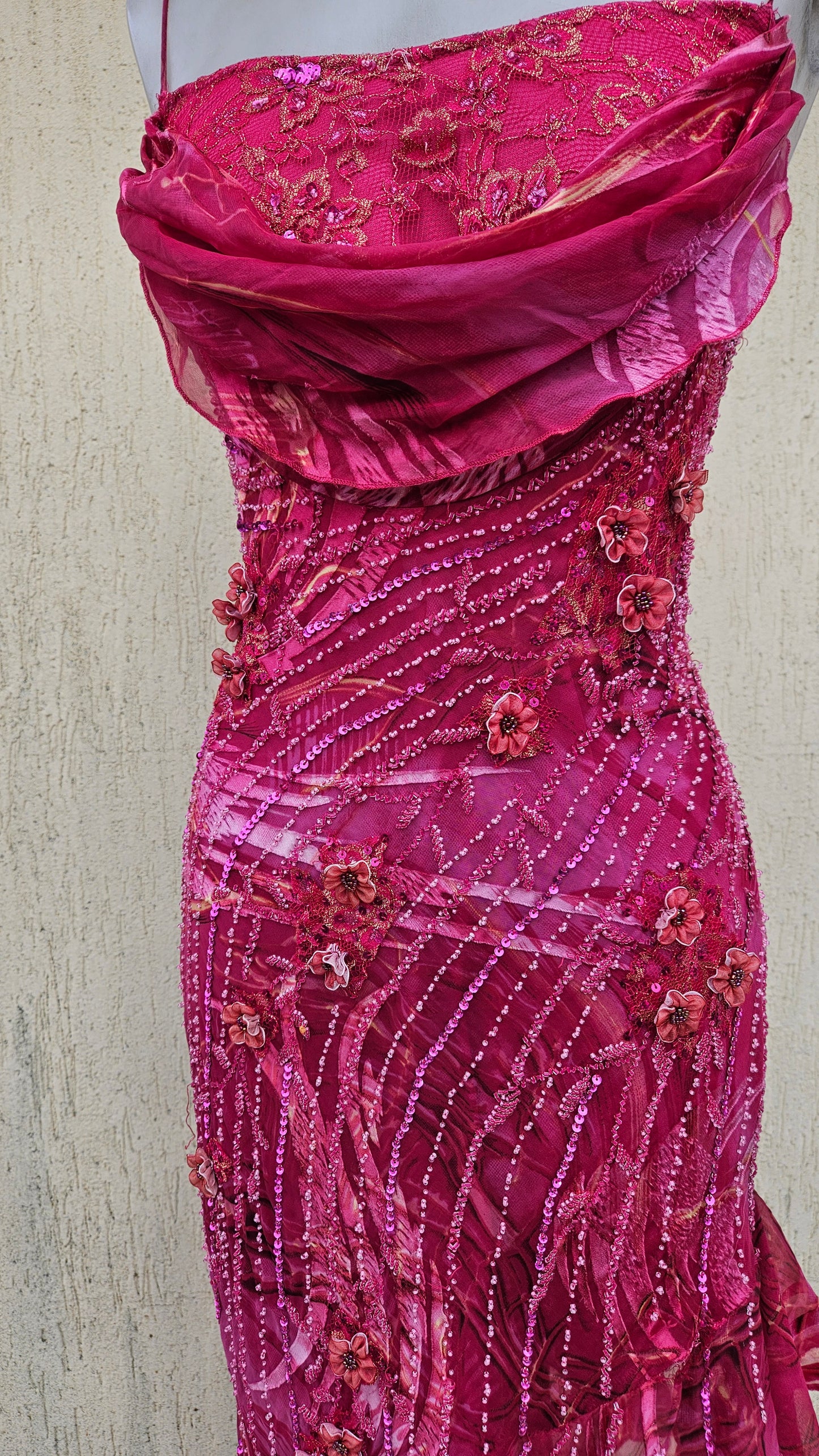 Robe rose en soie brodée