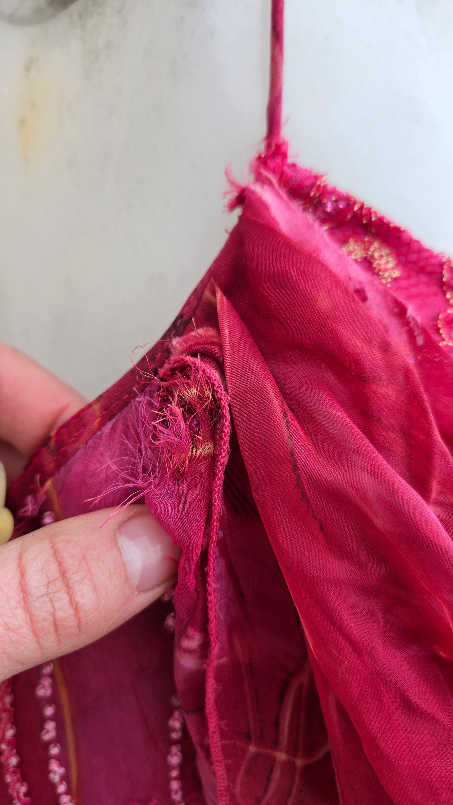 Robe rose en soie brodée