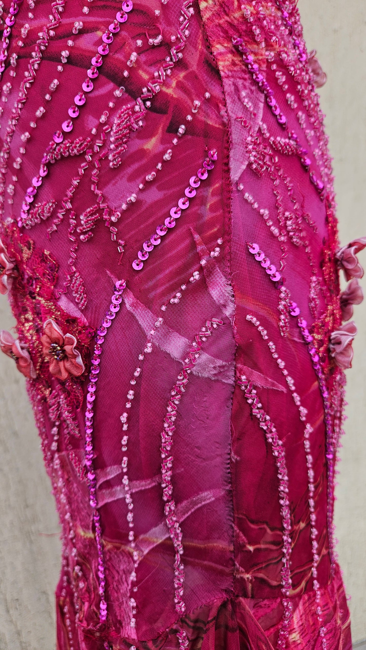 Robe rose en soie brodée