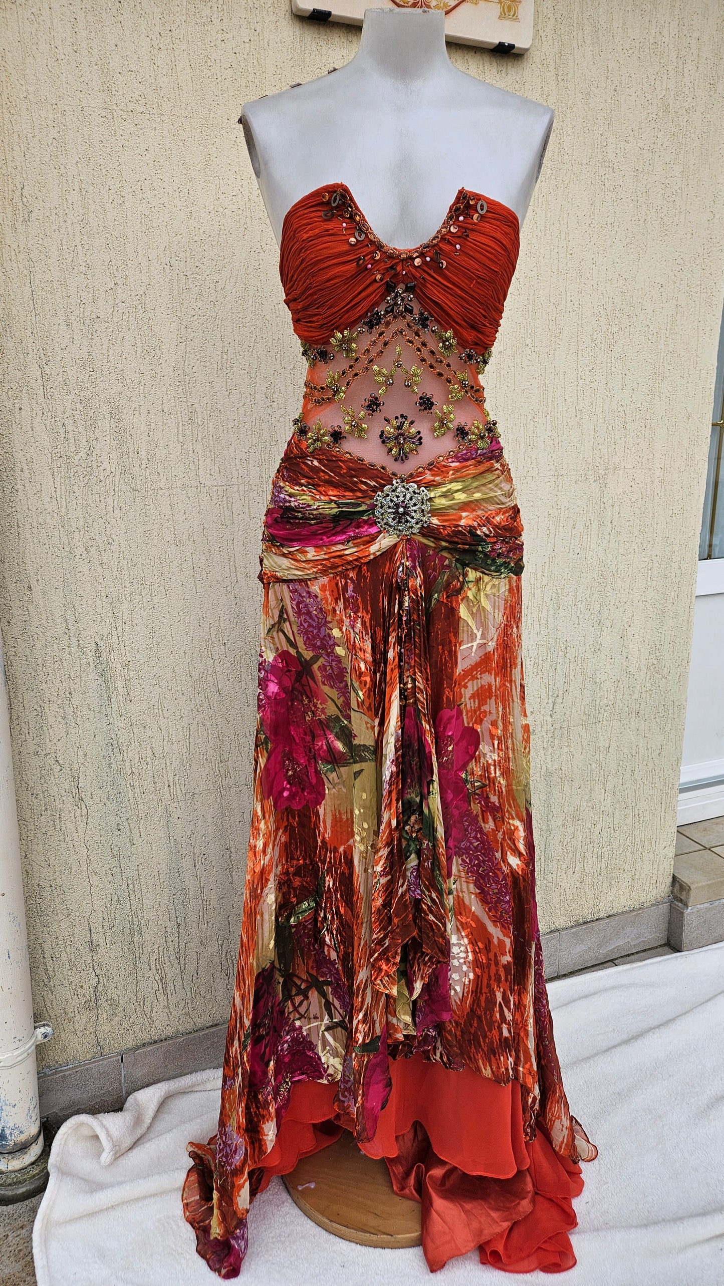 Robe en soie et broderies