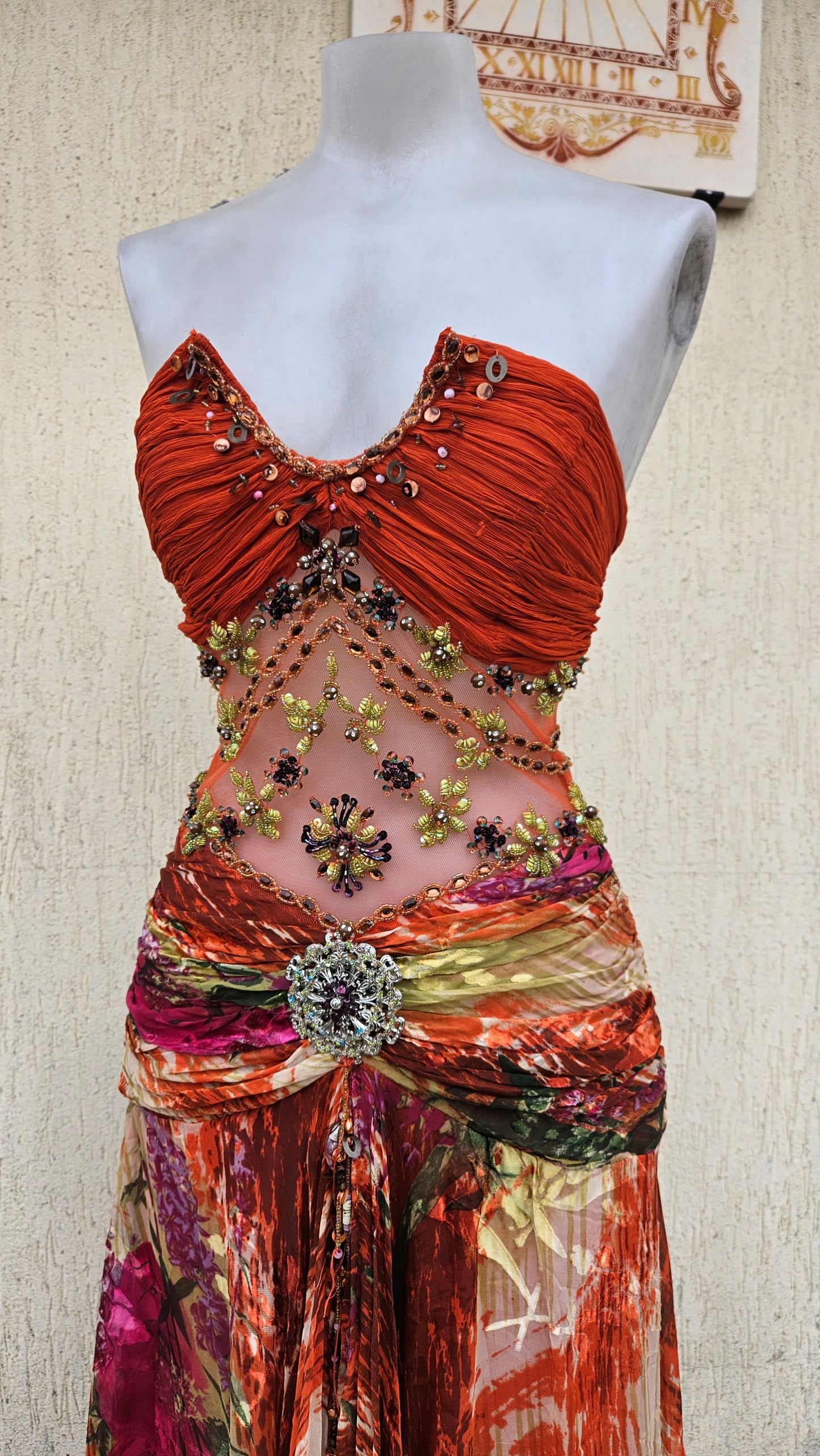 Robe en soie et broderies