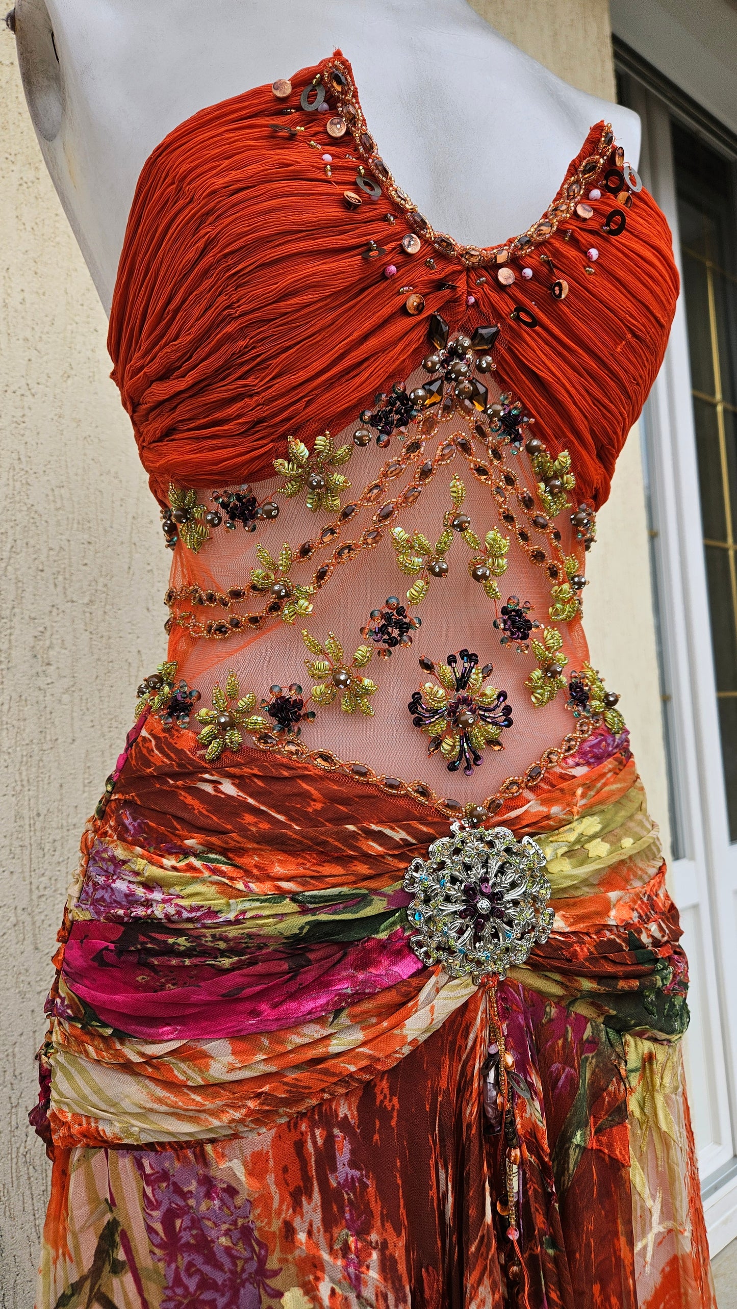 Robe en soie et broderies