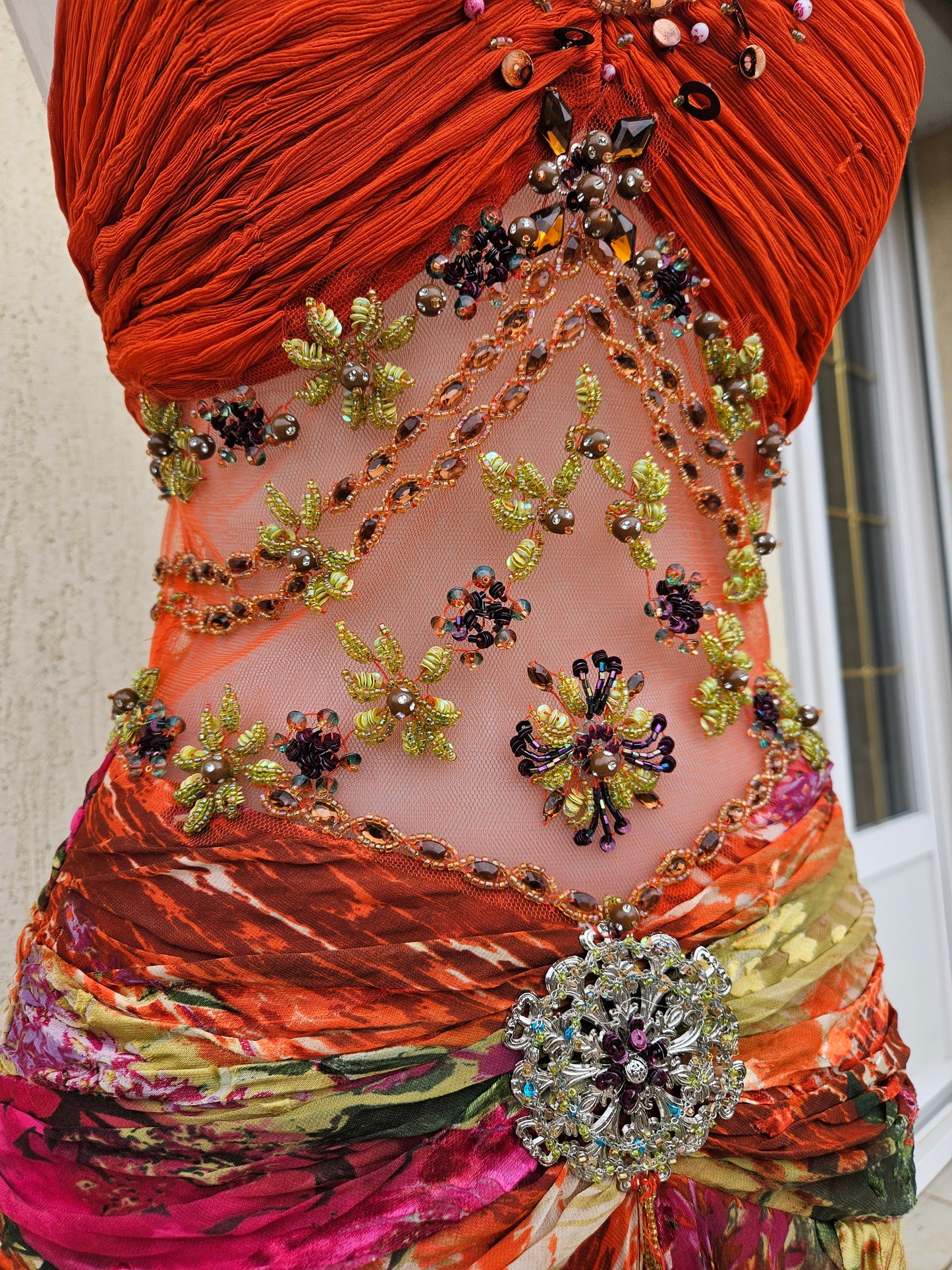 Robe en soie et broderies